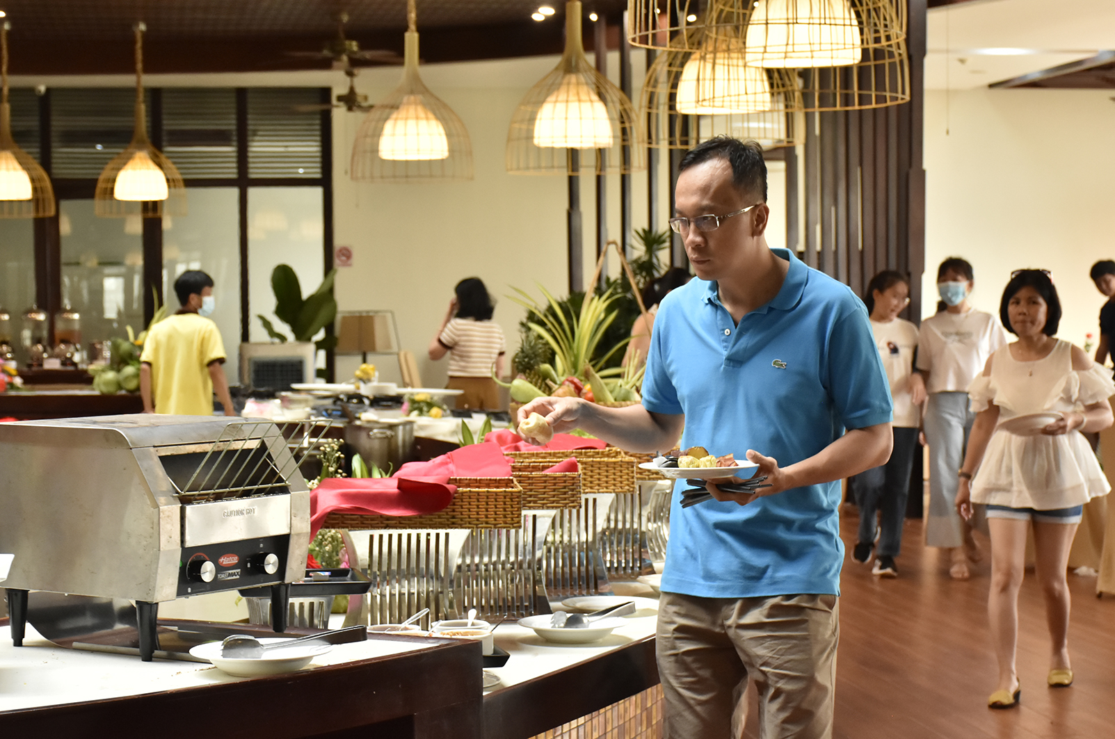 Du khách ăn sáng buffet tại Vietsovpetro Ressort.