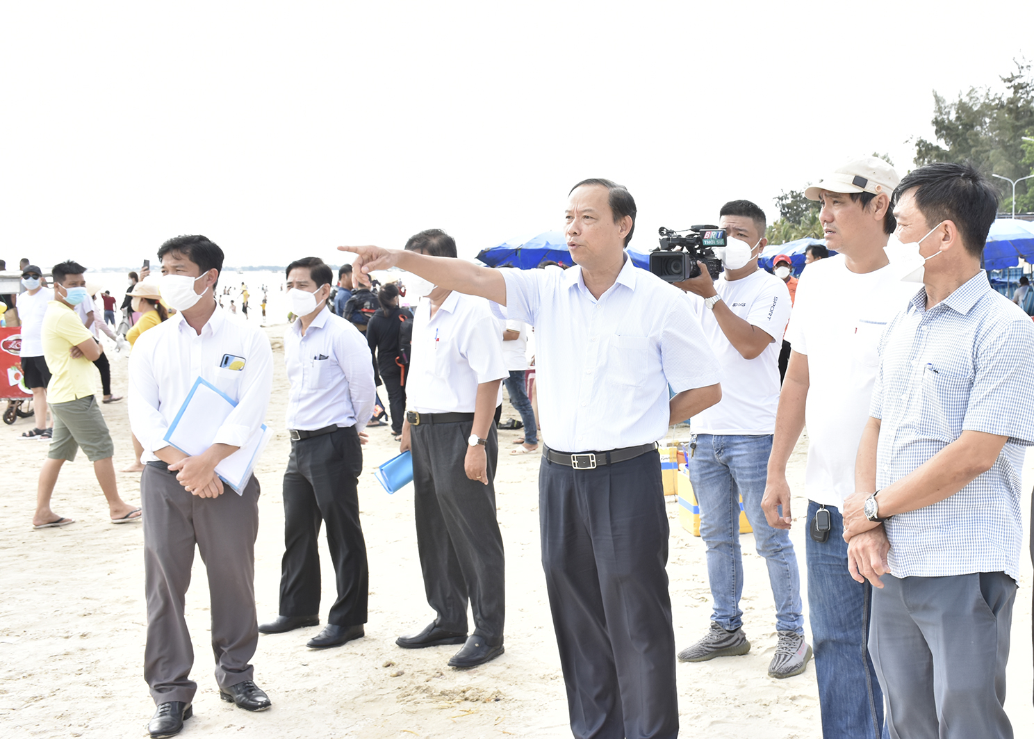 Trong ngày 30/4, ông Nguyễn Văn Thọ, Chủ tịch UBND tỉnh kiểm tra, khảo sát bãi tắm Long Hải đoạn từ mộ Cô đến Dinh Cô (huyện Long Điền). 