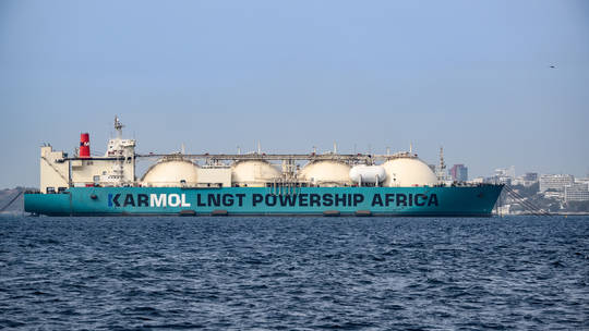 Tàu chở khí đốt Karmol LNGT Powership Africa dài 272 mét neo đậu ngoài khơi Dakar, bờ biển Senegal.