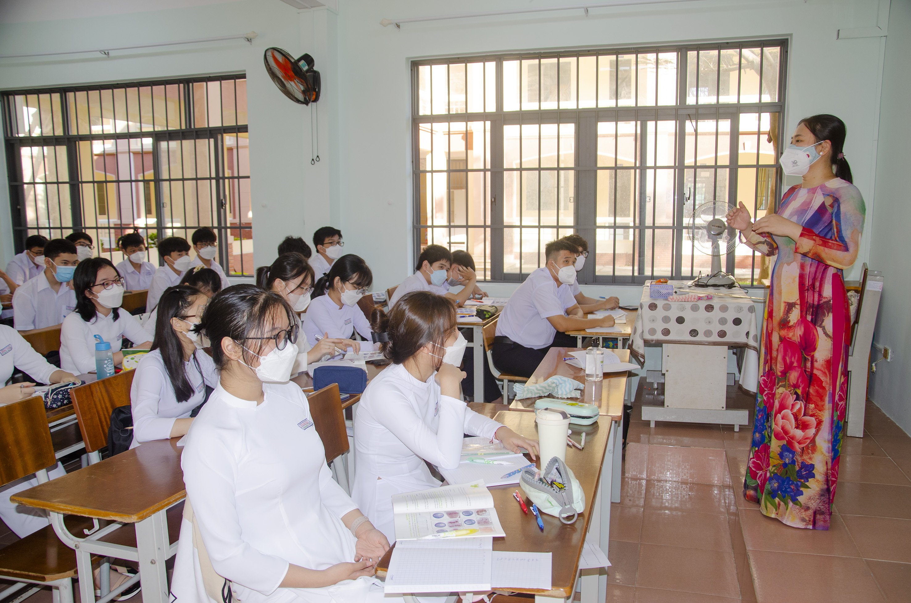 Cô và trò Trường THPT Vũng Tàu ôn tập kiến thức môn sinh học lớp 12.