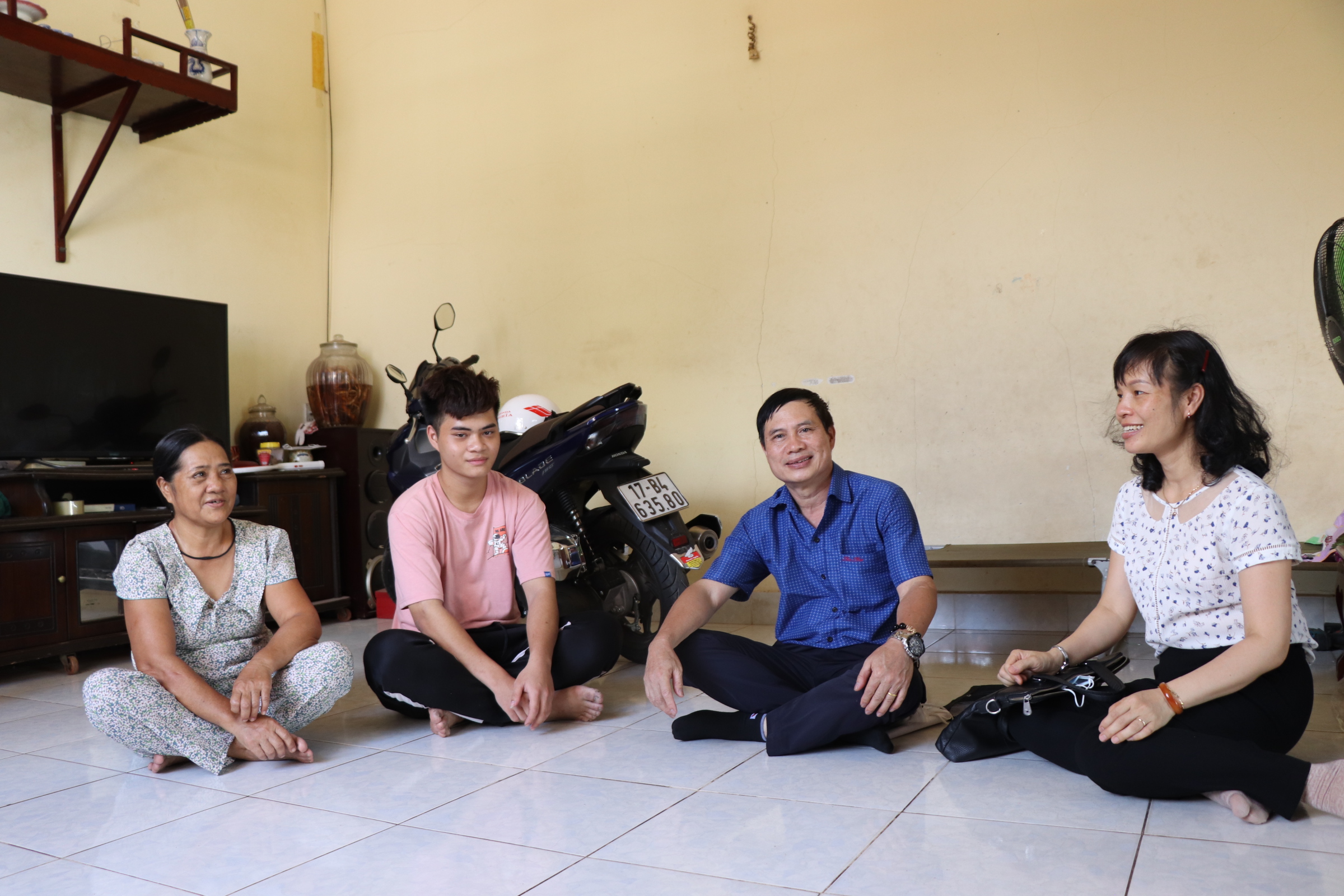 Sau khi được thầy Phương động viên, em Lương Văn Hiếu (thứ 2 từ trái qua) đã trở lại Vũng Tàu, hoàn thành chương trình phổ cập giáo dục.