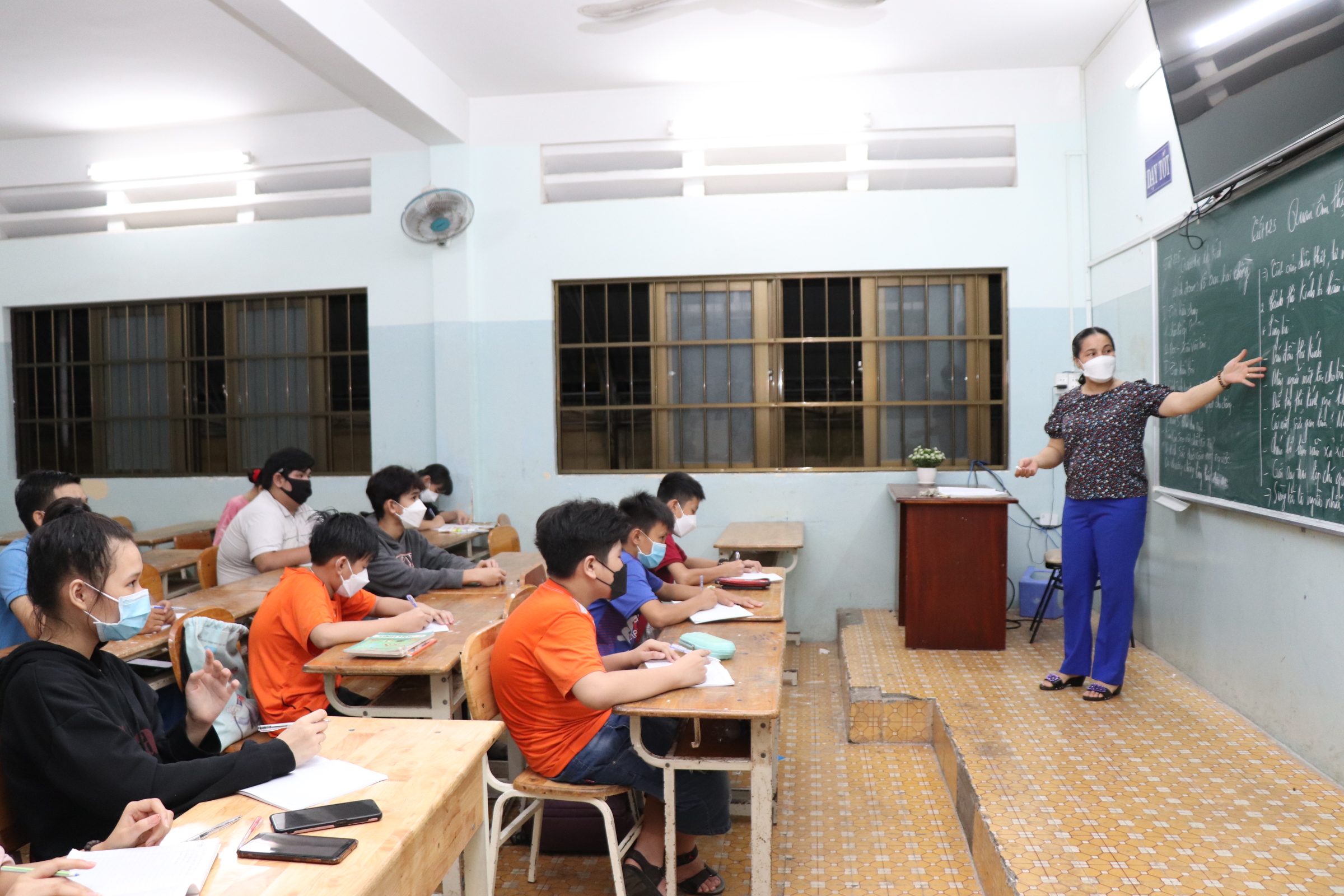 Cô Đặng Thị Nga chia đôi tấm bảng, giảng môn Văn học cho các em HS lớp 6, 7.