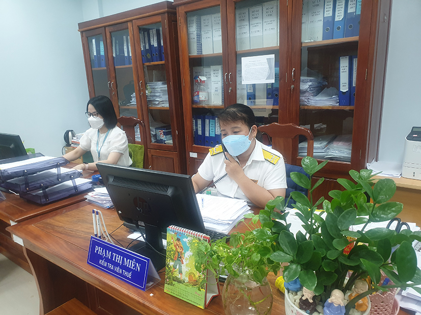 Cán bộ công chức thuế trả lời thắc mắc của NNT qua điện thoại.