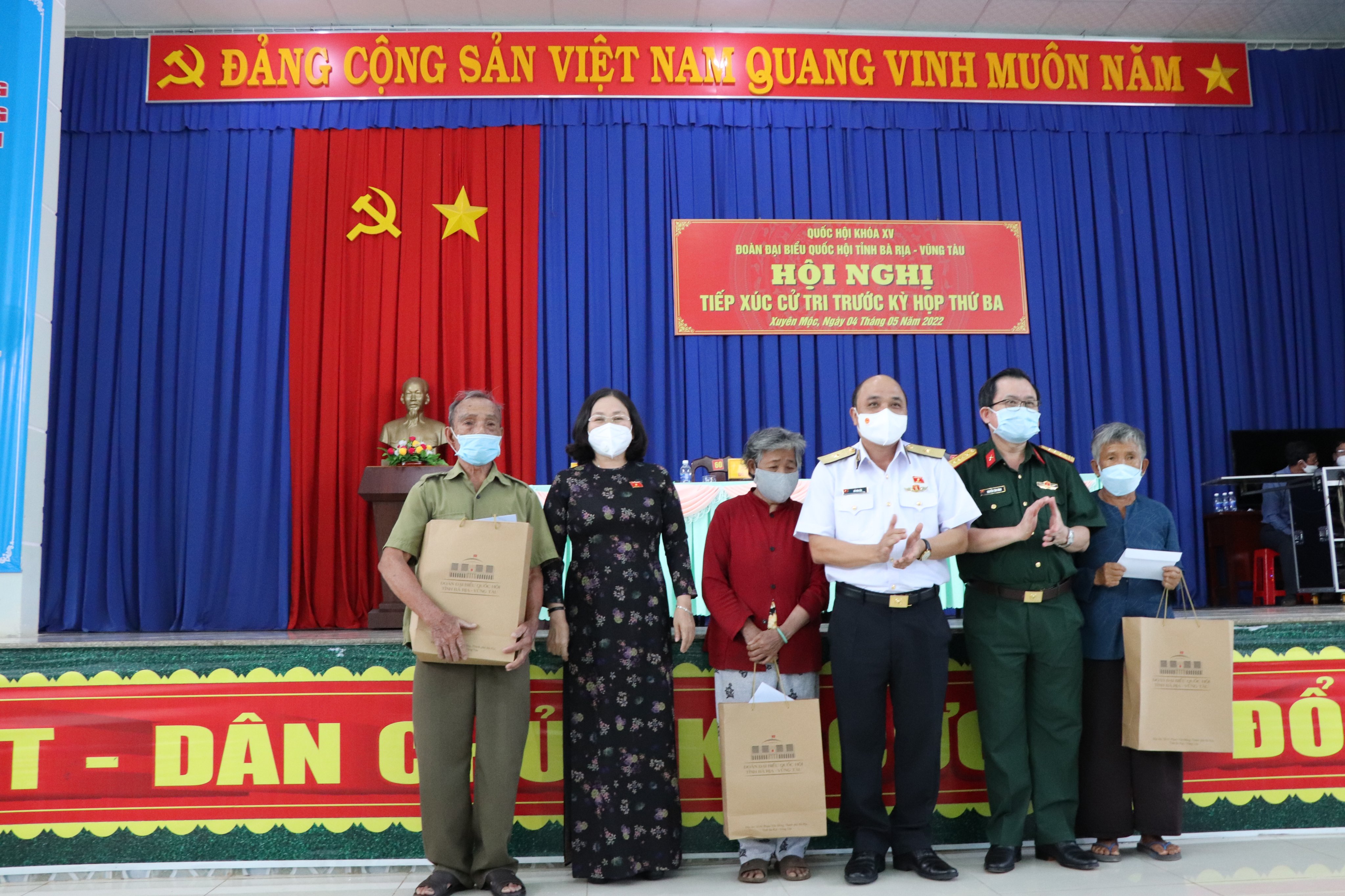 Đoàn ĐBQH tỉnh tặng quà cho các gia đình chính sách và hộ khó khăn trên địa bàn huyện.