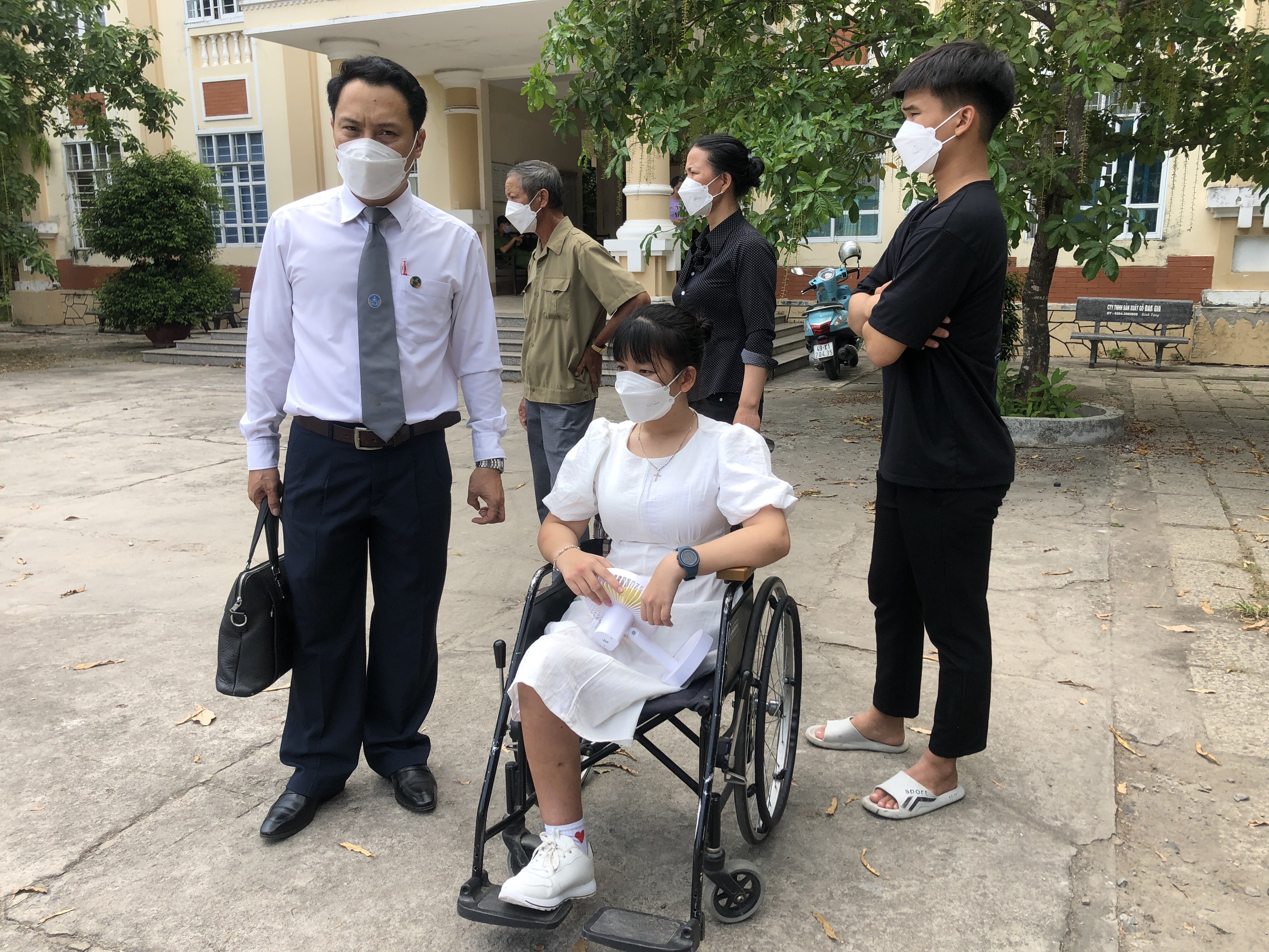 Em Trần Thị Hồng bị thương tật 87% sau tai nạn giao thông.