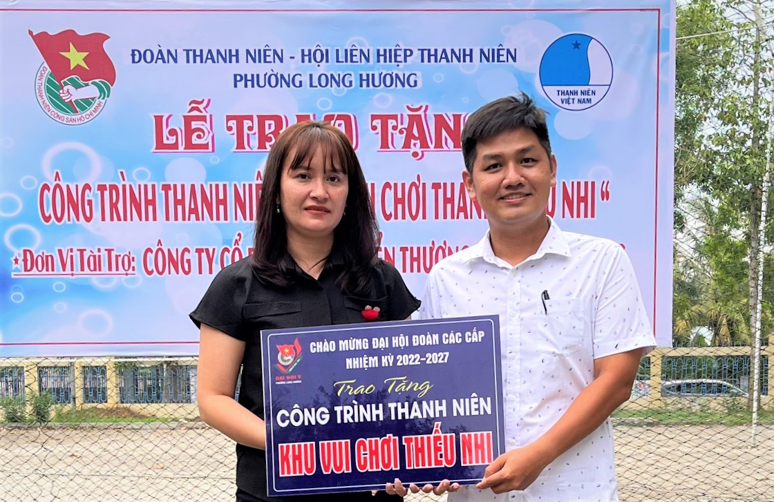 Đại diện nhà tài trợ trao bảng tượng trưng tặng 