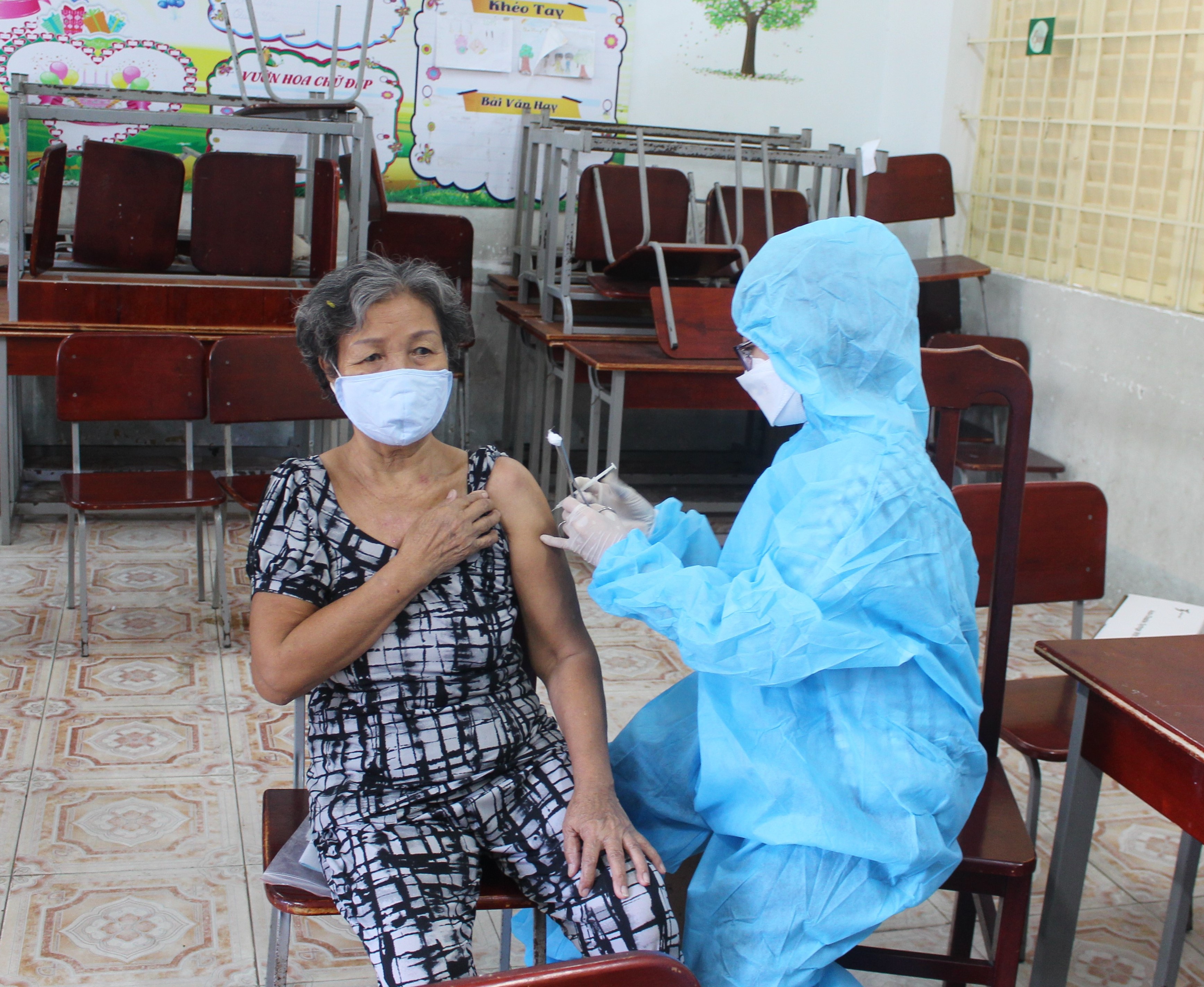 Nhân viện Trạm Y tế phường 11 (TP. Vũng Tàu) tiêm vắc xin phòng COVID-19 cho người dân.