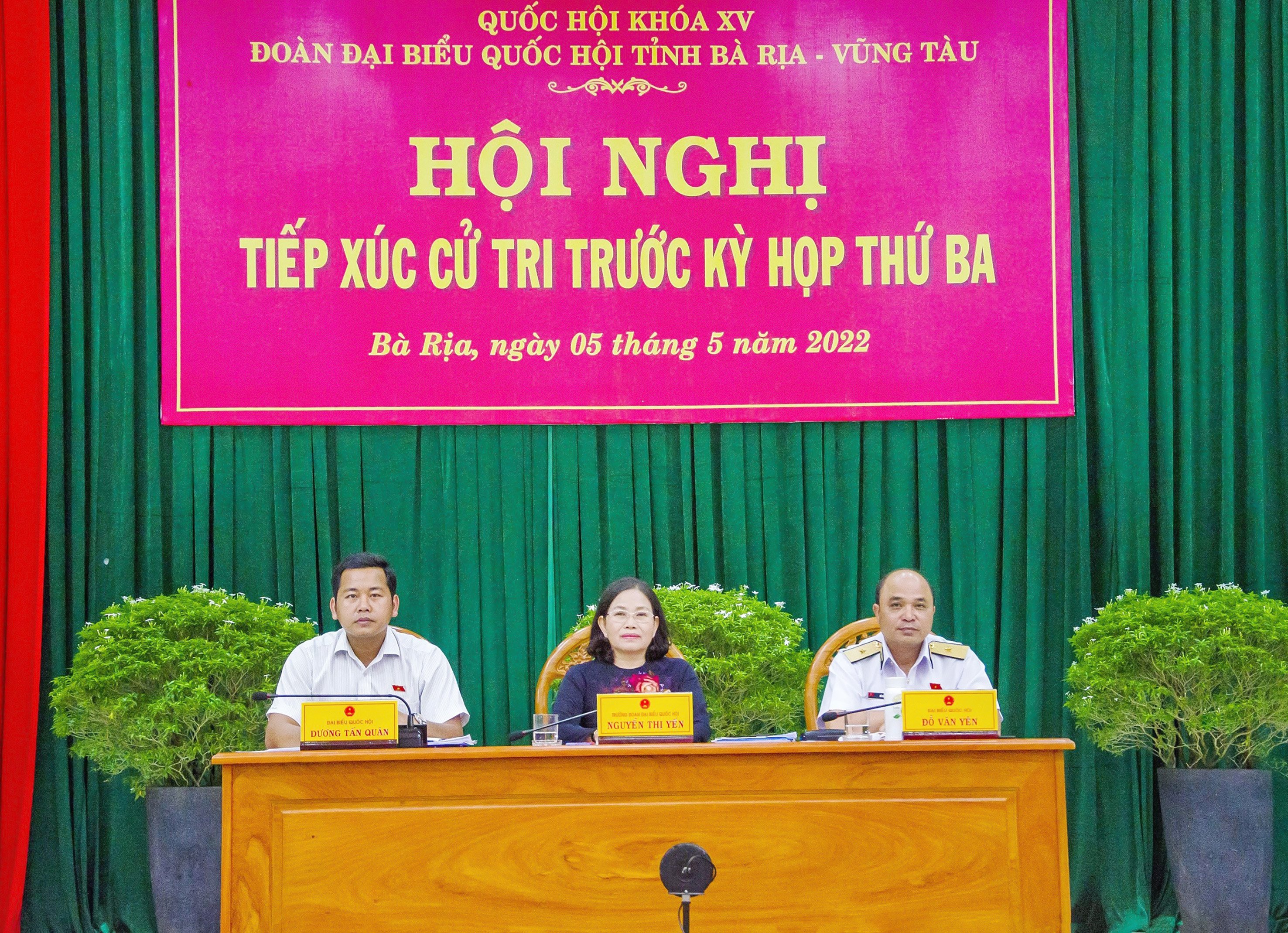 Các đại biểu: Nguyễn Thị Yến, Phó Bí thư Thường trực Tỉnh ủy, Trưởng Đoàn ĐBQH tỉnh; Chuẩn Đô đốc Đỗ Văn Yên, Phó Chính ủy Quân chủng Hải quân; Dương Tấn Quân, bác sĩ Bệnh viện Bà Rịa, tiếp xúc cử tri TP.Bà Rịa.
