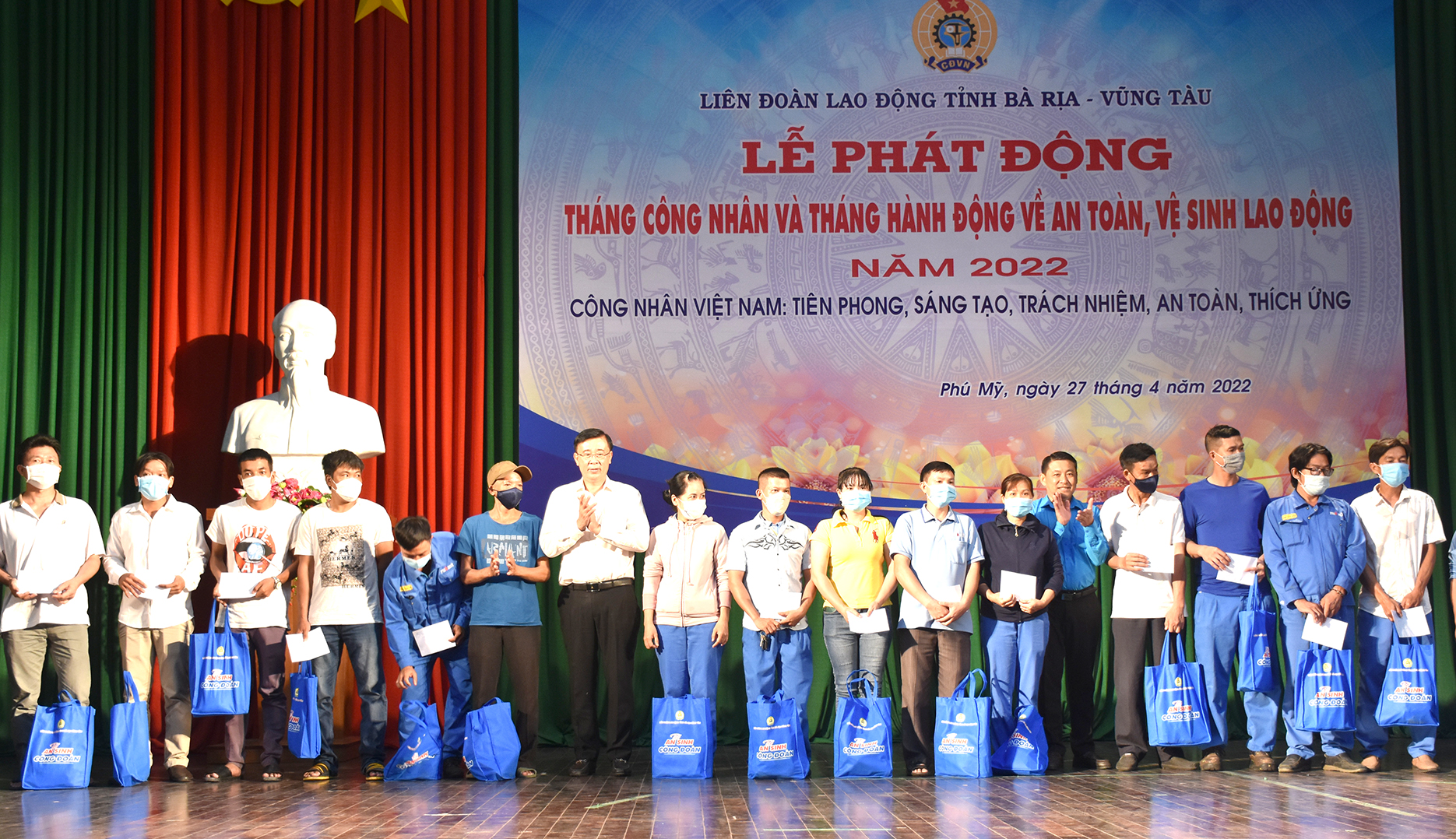 Ông Huỳnh Sơn Tuấn, Chủ tịch LĐLĐ tỉnh và ông Huỳnh Văn Danh, Trưởng Ban Dân vận Tỉnh ủy tặng quà cho NLĐ khó khăn.