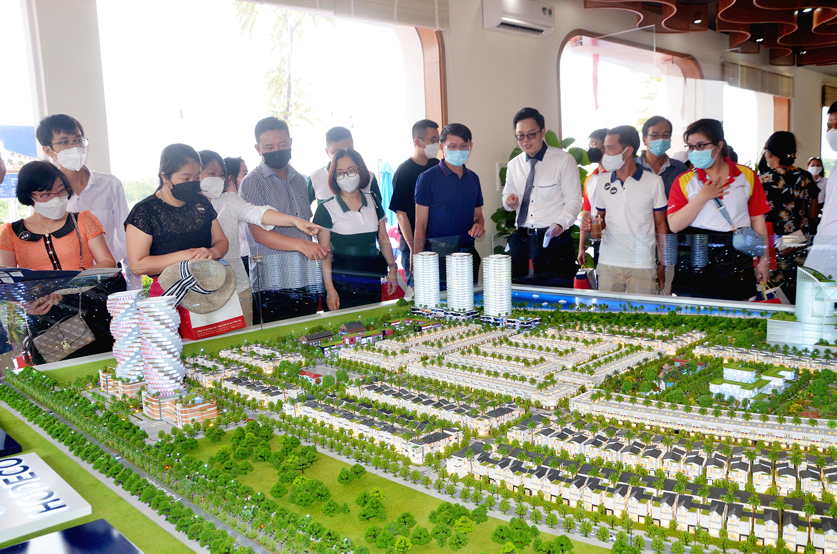 Khách hàng tìm hiểu dự án The Light City tại Văn phòng giao dịch Sales Gallery.
