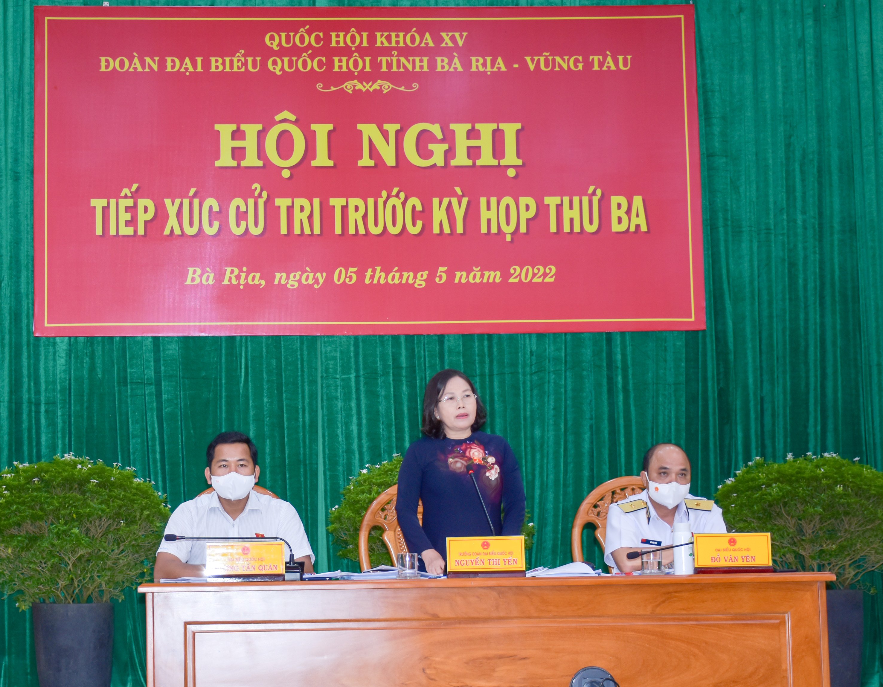 Các đại biểu: Nguyễn Thị Yến, Phó Bí thư Thường trực Tỉnh ủy, Trưởng Đoàn ĐBQH tỉnh; Chuẩn Đô đốc Đỗ Văn Yên, Phó Chính ủy Quân chủng Hải quân; Dương Tấn Quân, bác sĩ BV Bà Rịa TXCT TP. Bà Rịa. Ảnh: PHÚC LƯU
