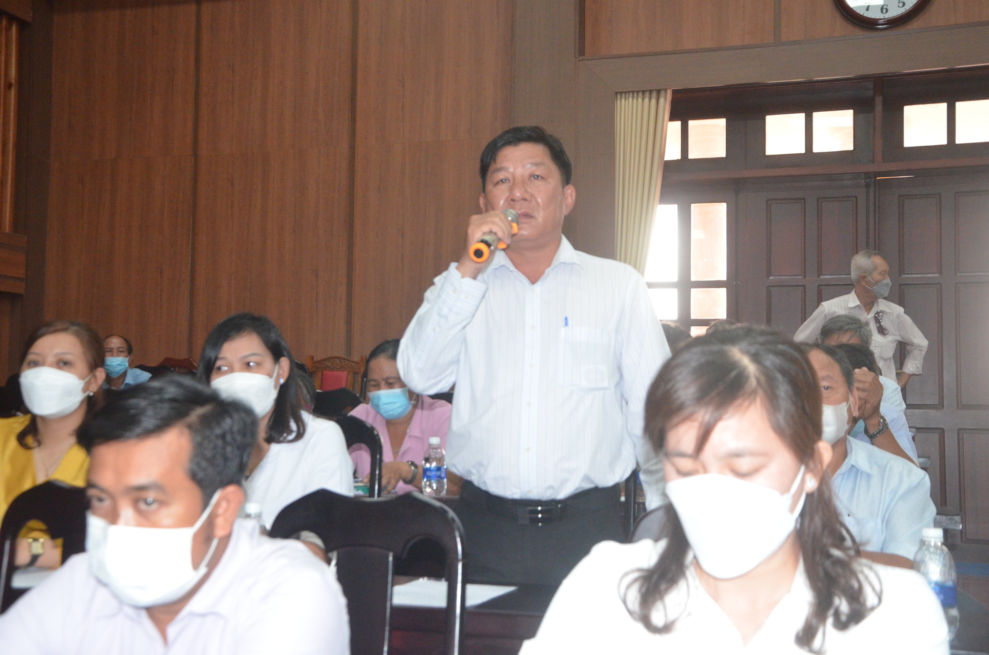 Cử tri Nguyễn Phúc Sinh (ấp Tân Hòa, xã Long Tân, huyện Đất Đỏ) kiến nghị Đoàn ĐBQH tỉnh có chính sách hỗ trợ nông dân trong sản xuất và tạo đầu ra cho sản phẩm nông nghiệp.  Ảnh: VÂN ANH