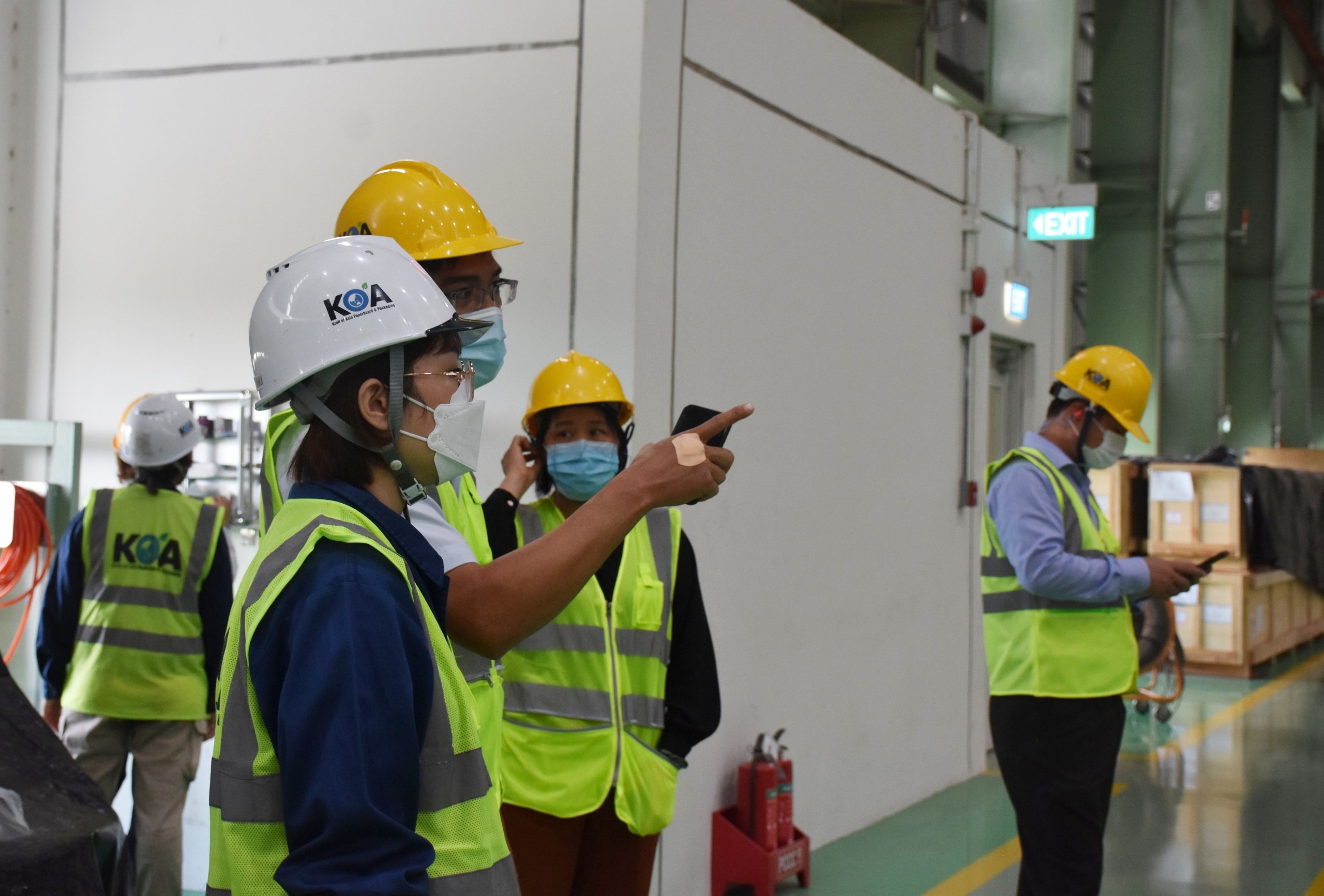 Thành viên Đoàn Thanh tra trao đổi với nhân viên phụ trách công tác an toàn Công ty TNHH Kraft of Asia Paperboard & Packaging.