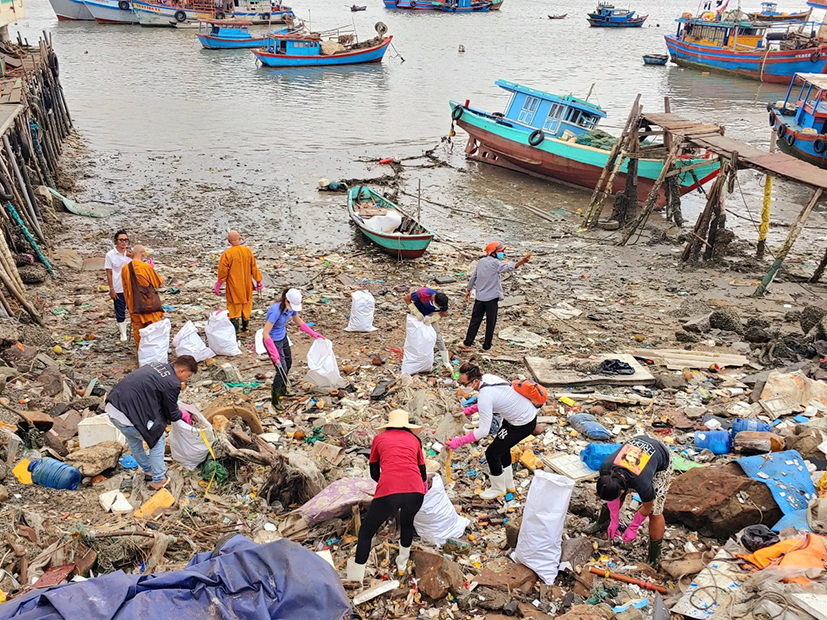 Người dân tham gia nhặt rác tại bến Sao Mai.