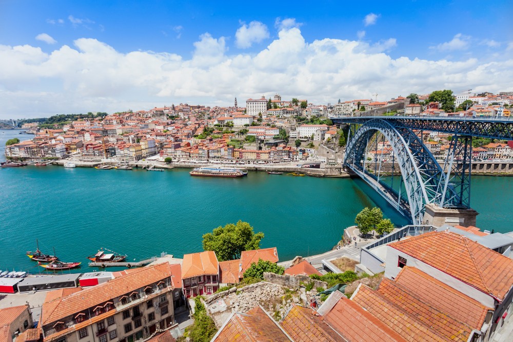 Thành phố cảng Porto (Bồ Đào Nha) duyên dáng bên bờ sông Douro.