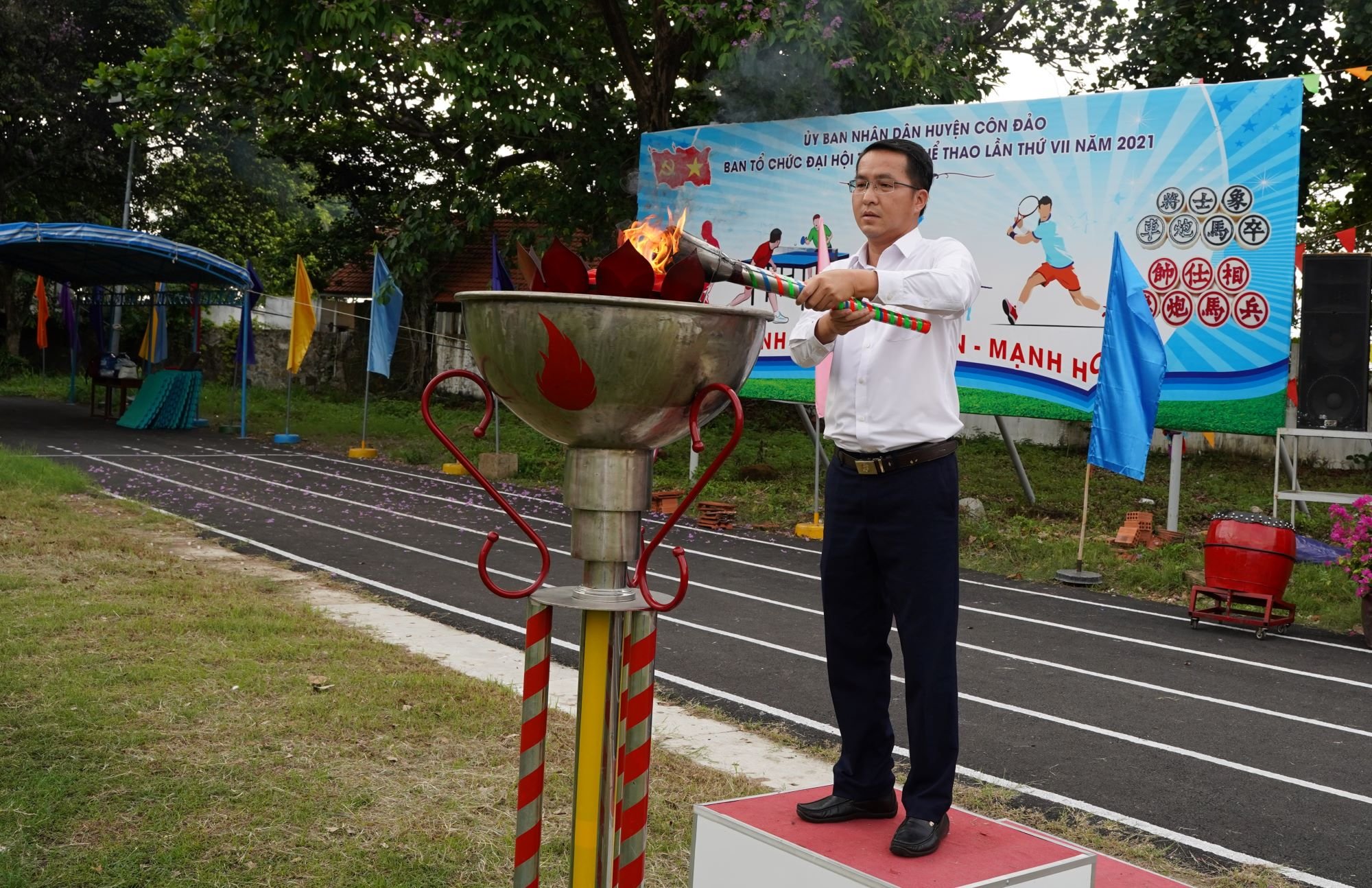 Ngọn lửa của Đại hội TDTT huyện Côn Đảo lần thứ VII được lấy từ Đài tưởng niệm Nghĩa Trang Hàng Dương, nơi yên nghỉ của hàng ngàn chiến sĩ và đồng bào yêu nước được Ông Phan Thanh Biên, Phó Bí thư Thường trực Huyện ủy, Chủ tịch HĐND huyện Côn Đảo thắp lên tại đài lửa truyền thống của Đại hội.