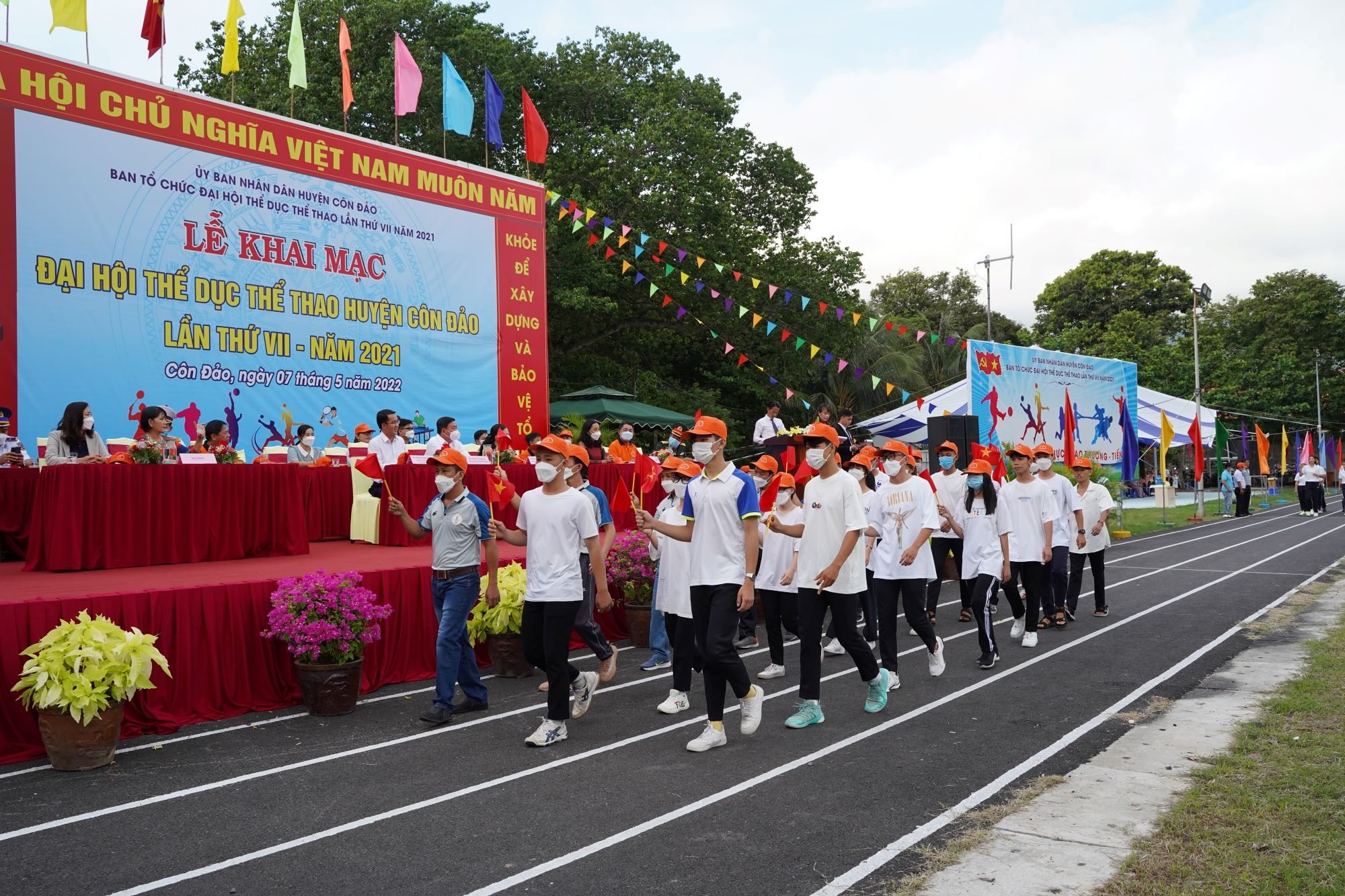 Các cơ quan, đơn vị, LLVT, nhân dân 9 khu dân cư, đoàn viên thanh niên huyện Côn Đảo tham gia diễu hành tại lễ khai mạc.