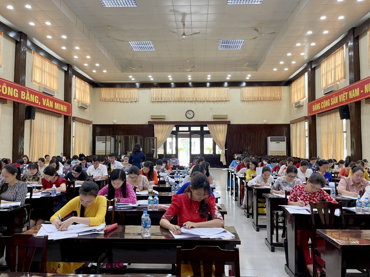 Các thí sinh tham dự phần thi viết kỳ thi tuyển chức danh lãnh đạo, quản lý các đơn vị sự nghiệp GD-ĐT  thuộc UBND TP. Vũng Tàu quản lý.
