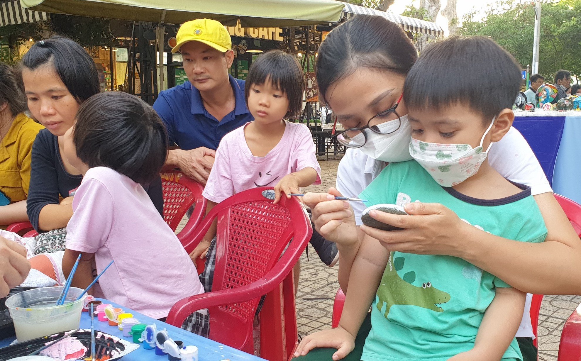 Mẹ và con cùng tham gia vẽ tranh đá miễn phí trong chương trình “Ngày của mẹ”.