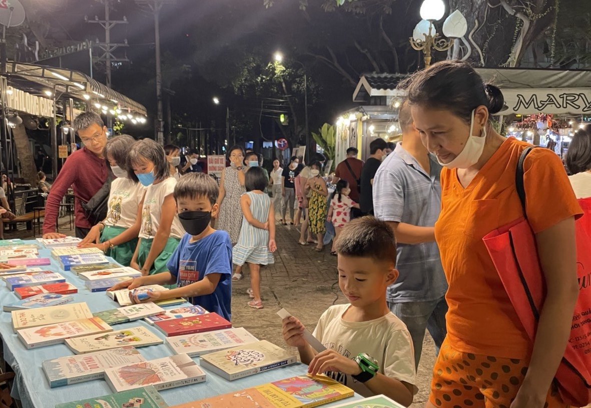 Người dân tham quan, đọc sách tại gian hàng sách chủ đề về Mẹ.
