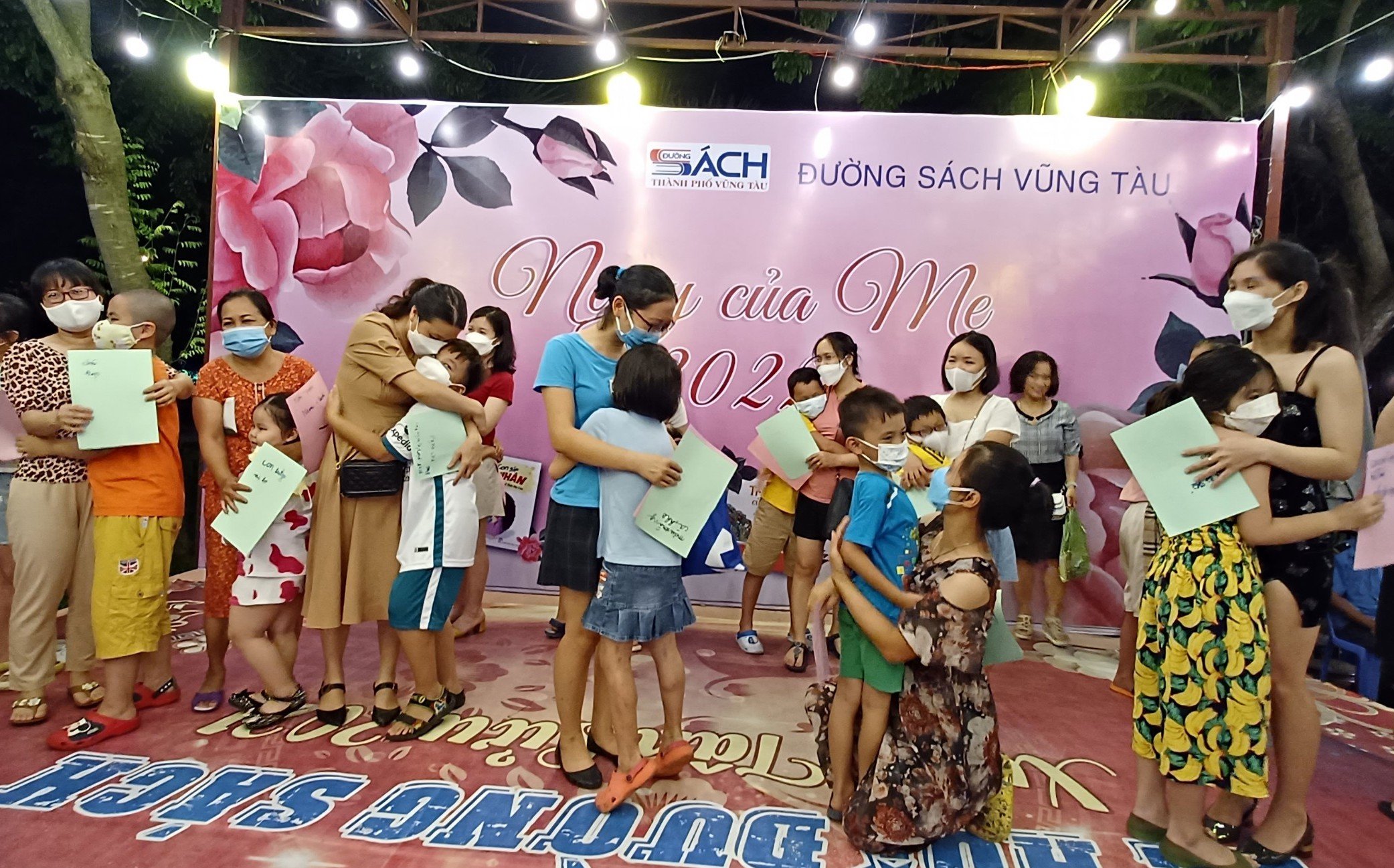 Các cặp Mẹ - con tham gia trò chơi trong chương trình Ngày của mẹ.