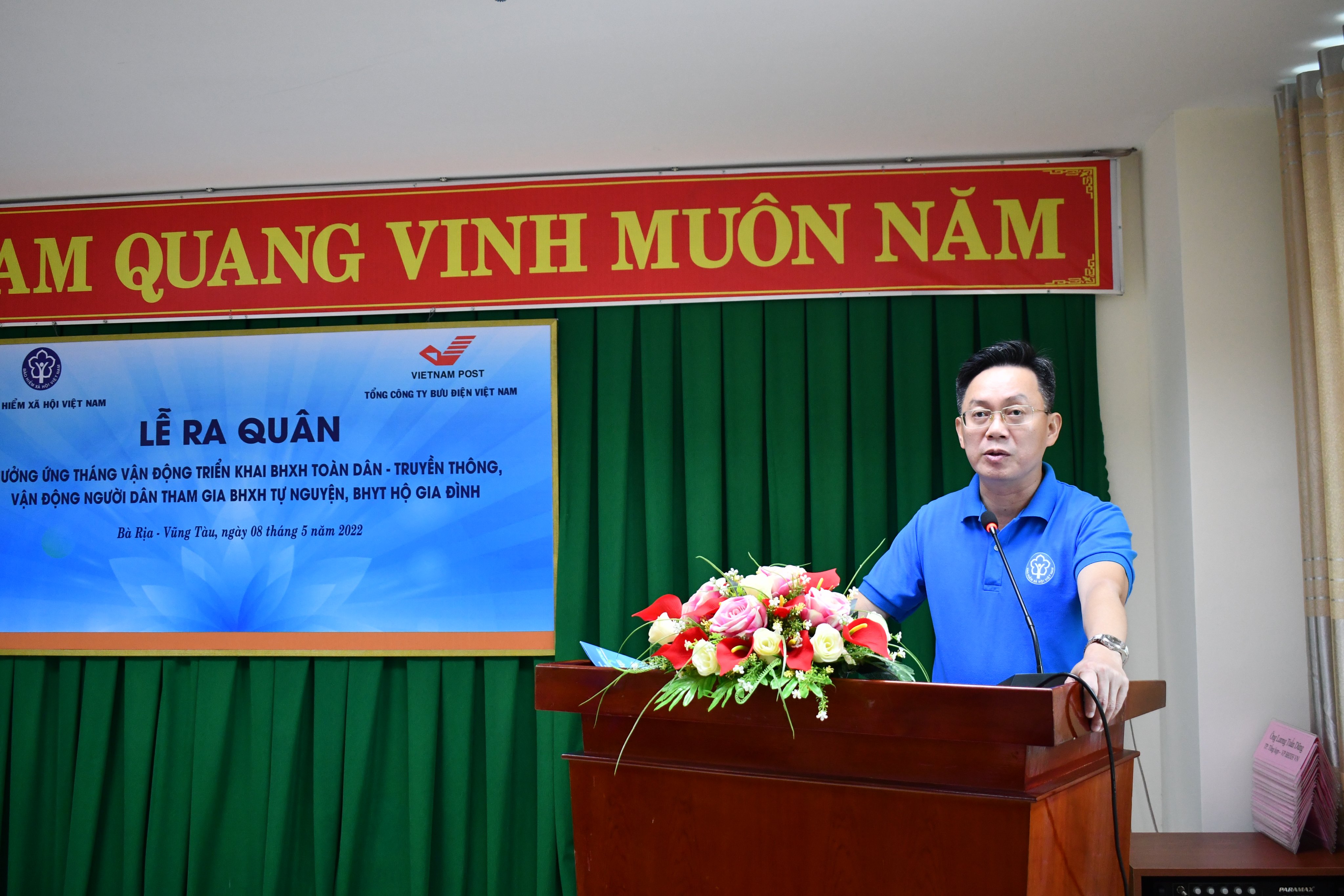 Ông Phạm Ngọc Sơn, Giám đốc BHXH tỉnh phát biểu giao nhiệm vụ cho các đội tuyên truyền lưu động.