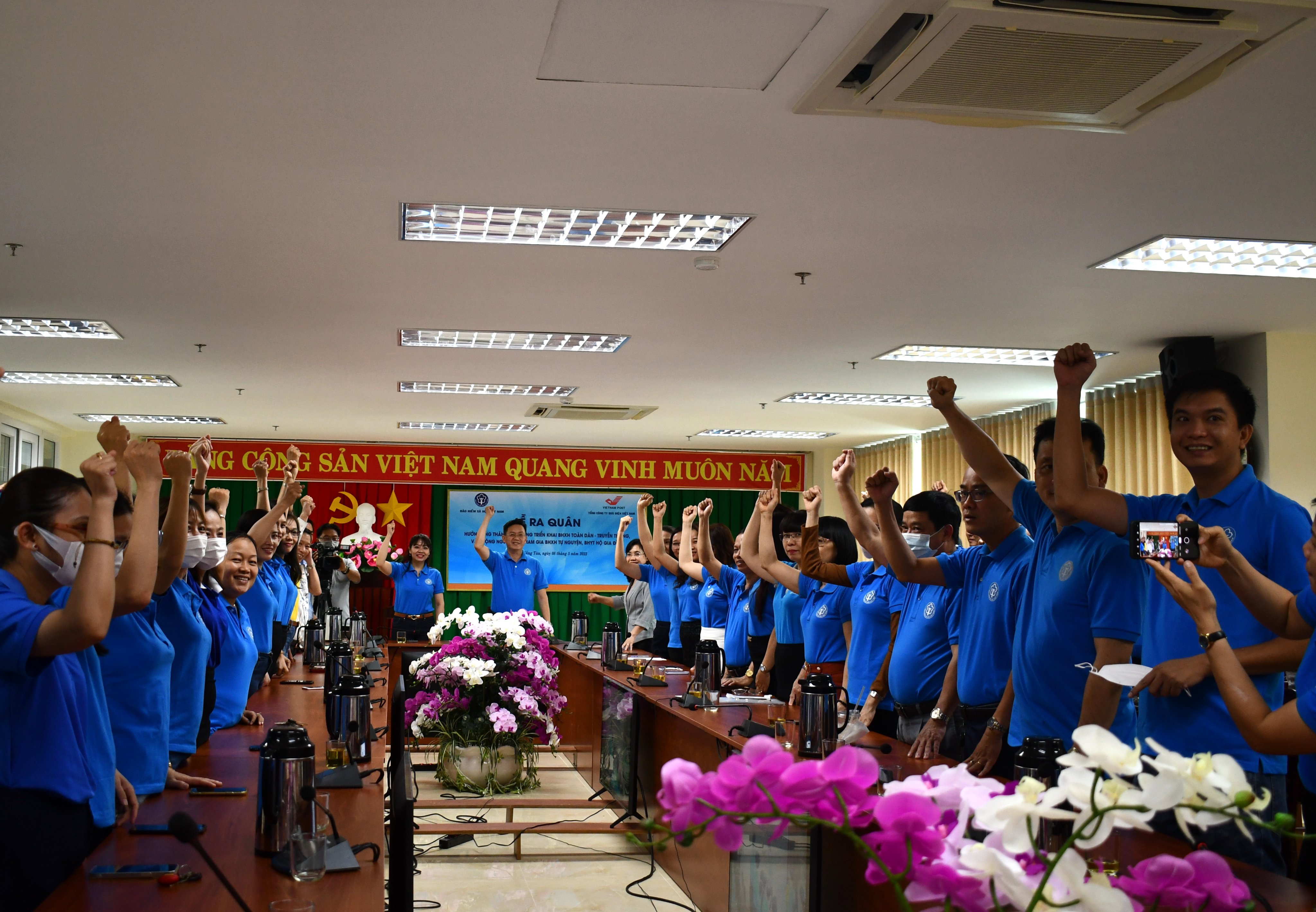 Lãnh đạo BHXH tỉnh và Bưu điện tỉnh BR-VT thể hiện quyết tâm hưởng ứng Tháng vận động triển khai BHXH toàn dân - Truyền thông, vận động người dân tham gia BHXH tự nguyện.