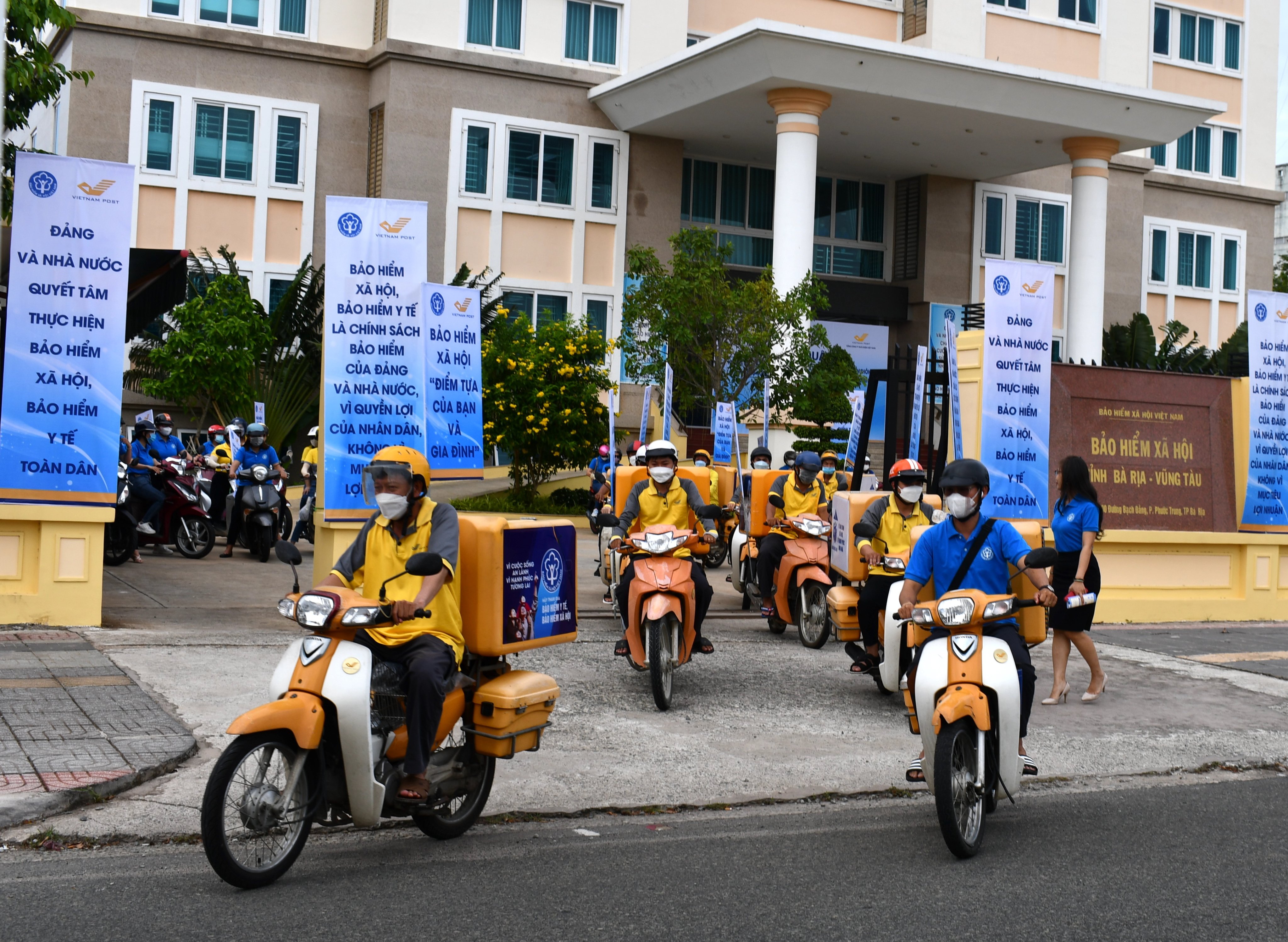Đội tuyên truyền lưu động BHXH tỉnh và Bưu điện tỉnh xuất phát từ BHXH tỉnh diễu hành qua các trục đường phố chính tuyên truyền về BHXH.