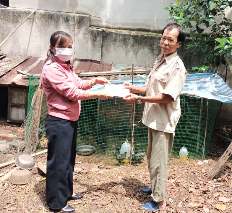 Đại diện Hội Nông dân TT.Đất Đỏ (huyện Đất Đỏ) trao vốn và gà giống cho hộ ông Nguyễn Thanh Dũng (KP.Thanh Bình).