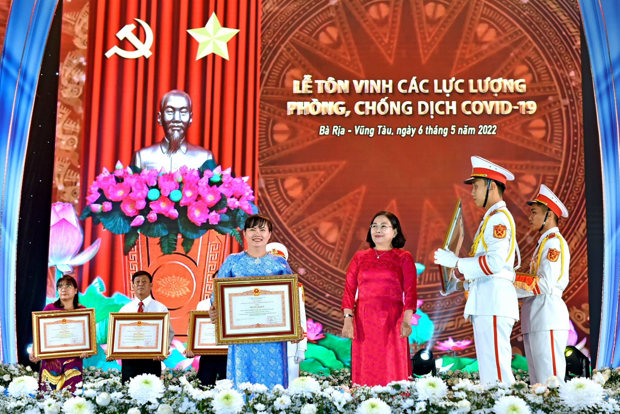 Thừa ủy quyền của Thủ tướng Chính phủ, bà Nguyễn Thị Yến, Phó Bí thư Thường trực Tỉnh ủy, Trưởng Đoàn ĐBQH tỉnh trao Bằng khen cho bà Nguyễn Nam Phương, Chủ tịch HĐQT Công ty TNHH Lan Anh  vì “Đã có thành tích xuất sắc và nhiều đóng góp trong công tác phòng, chống dịch COVID-19”.