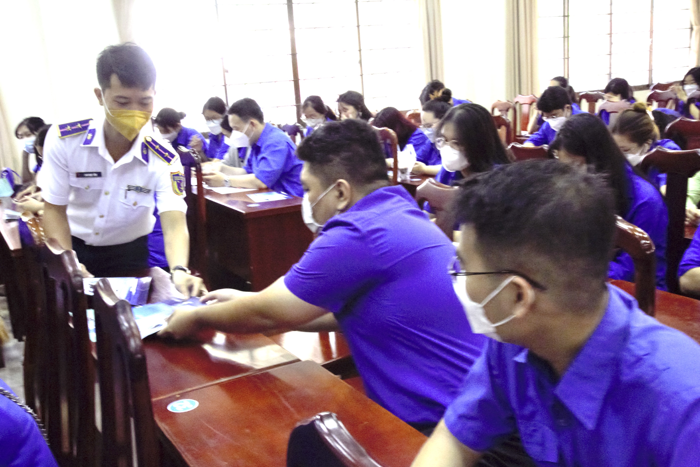Cán bộ, chiến sĩ Vùng Cảnh sát biển 3 phát tờ rơi tuyên truyền về Luật Cảnh sát biển cho đoàn viên thanh niên TP. Vũng Tàu.  Ảnh: CTV