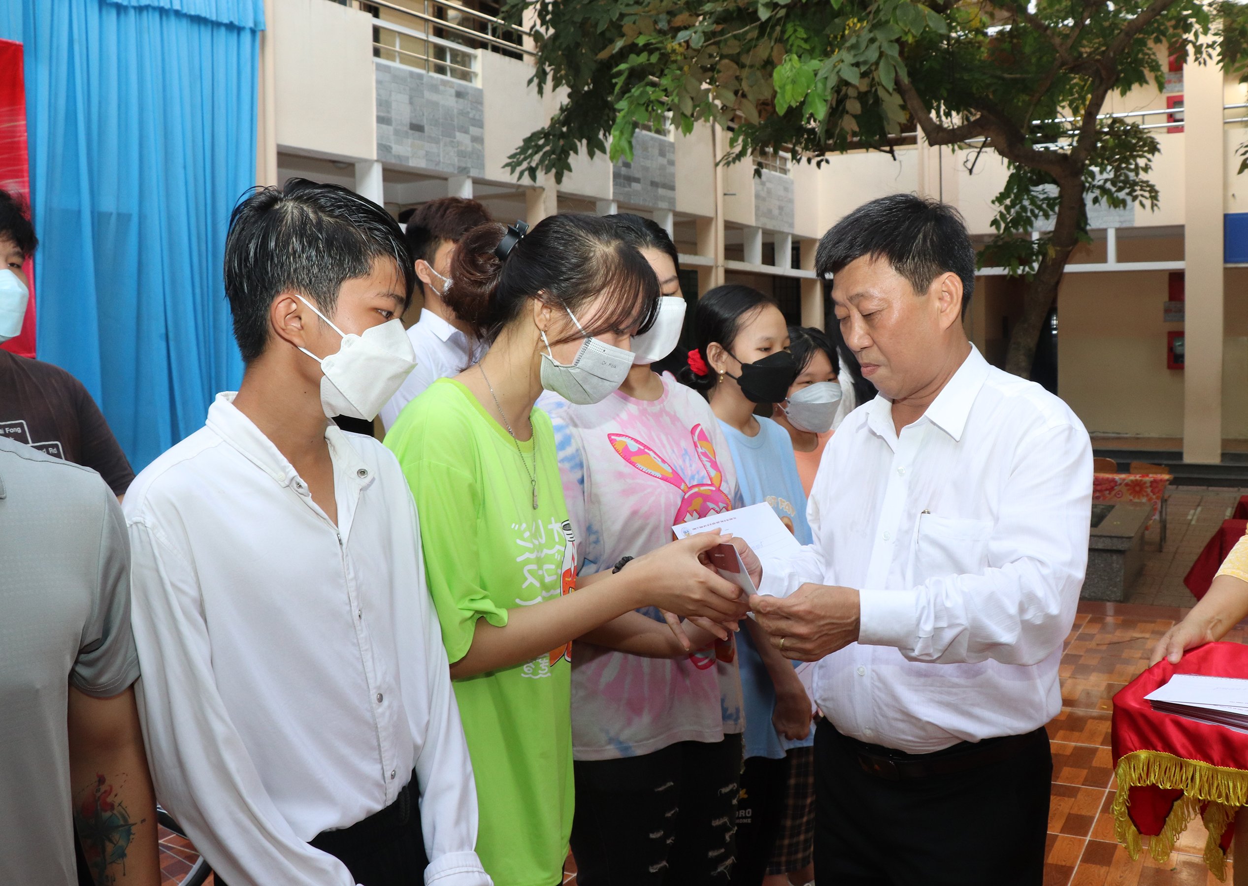 Ông Dương Minh Tú, Giám đốc Công ty TNHH MTV Xổ số Kiến thiết tỉnh Bà Rịa - Vũng Tàu trao học bổng tới các em HS.