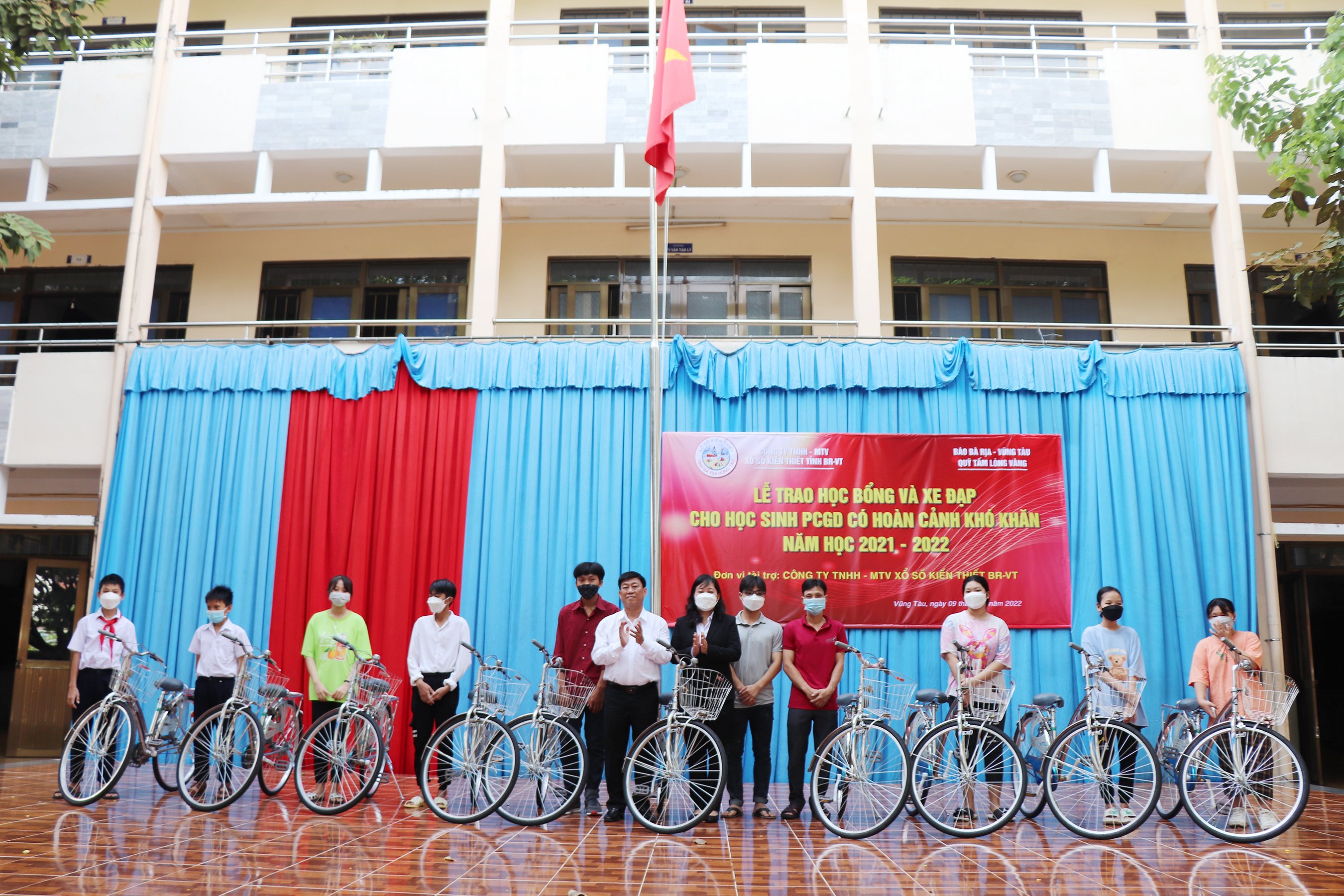 Ông Dương Minh Tú; bà Phạm Thị Kim Thương, Đại diện Ban Giám đốc Công ty TNHH MTV Xổ số Kiến thiết tỉnh Bà Rịa-Vũng Tàu trao tặng xe đạp tới HS phổ cập có hoàn cảnh khó khăn.