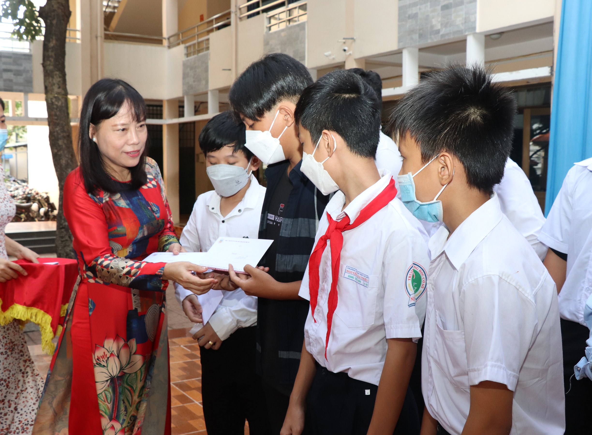 Bà Đỗ Nguyễn Hoàng Dung, Q. Tổng Biên tập Báo Bà Rịa - Vũng Tàu trao học bổng cho các em HS.