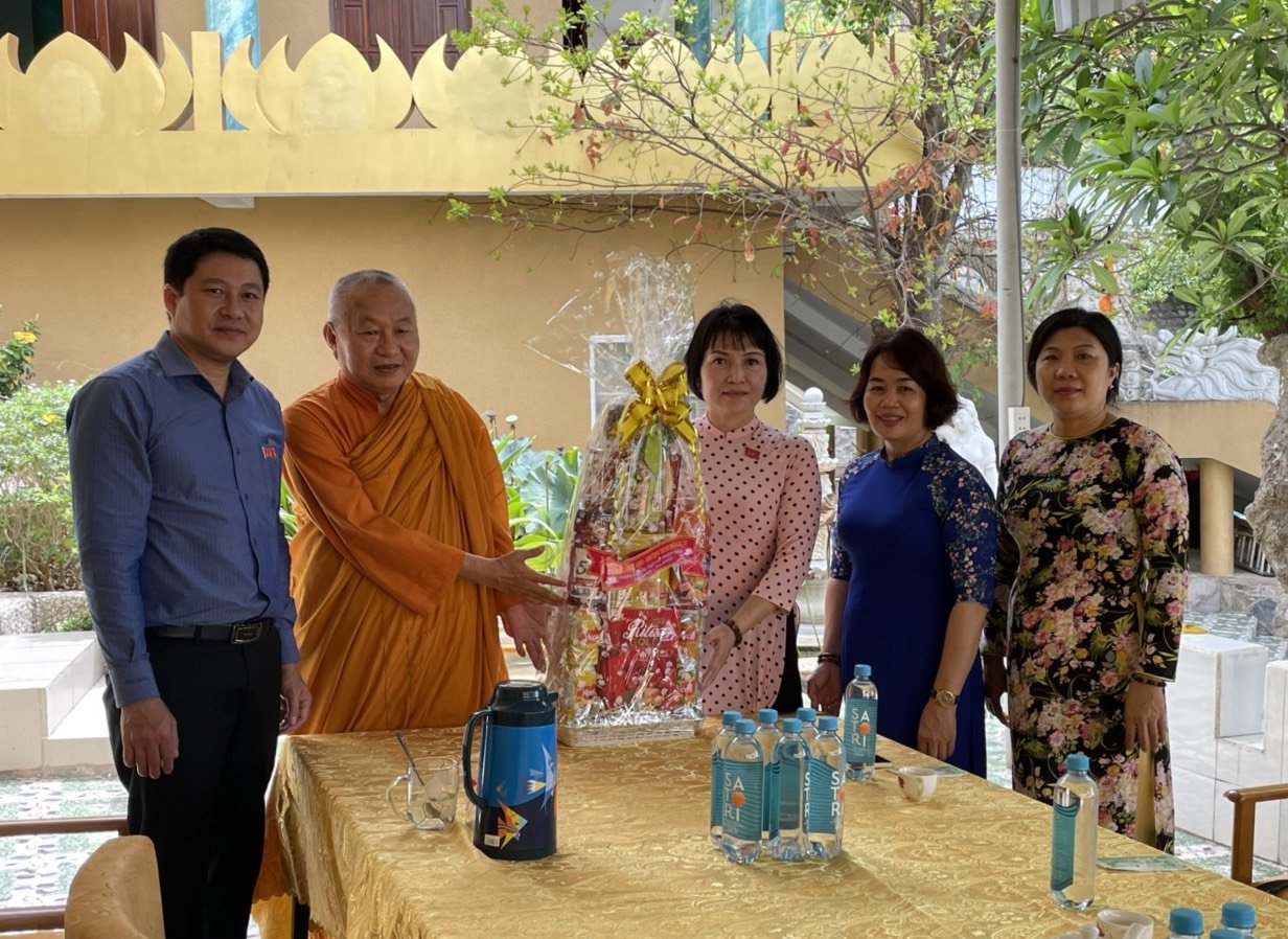 Bà Mai Ngọc Oanh, Chủ tịch UBMTTQ Việt Nam TP.Vũng Tàu thăm, tặng quà Thượng tọa Thích Chánh Minh, trụ trì Chùa Bồ Đề, TP. Vũng Tàu.