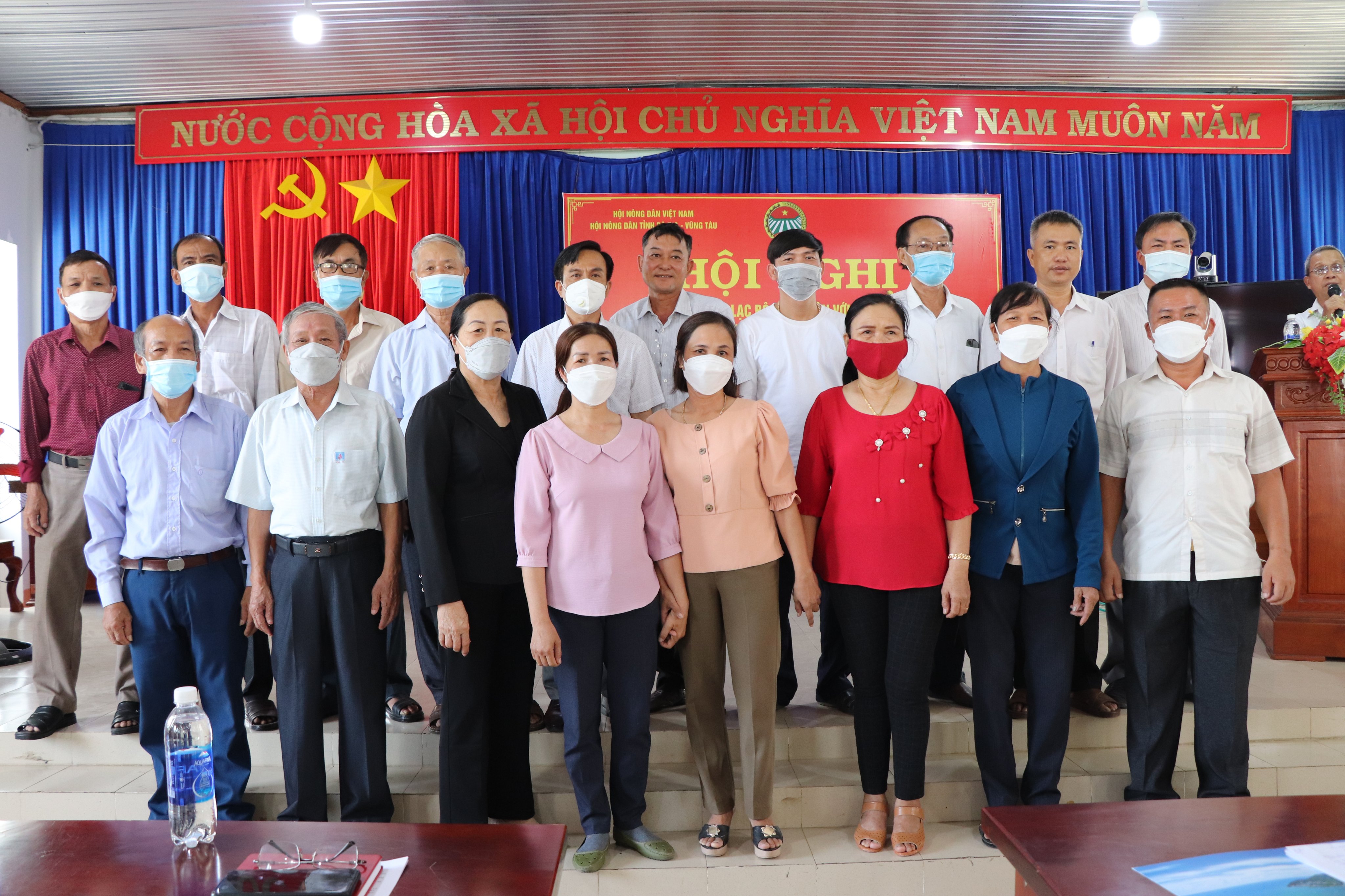 Ra mắt các thành viên CLB Nông dân với pháp luật.