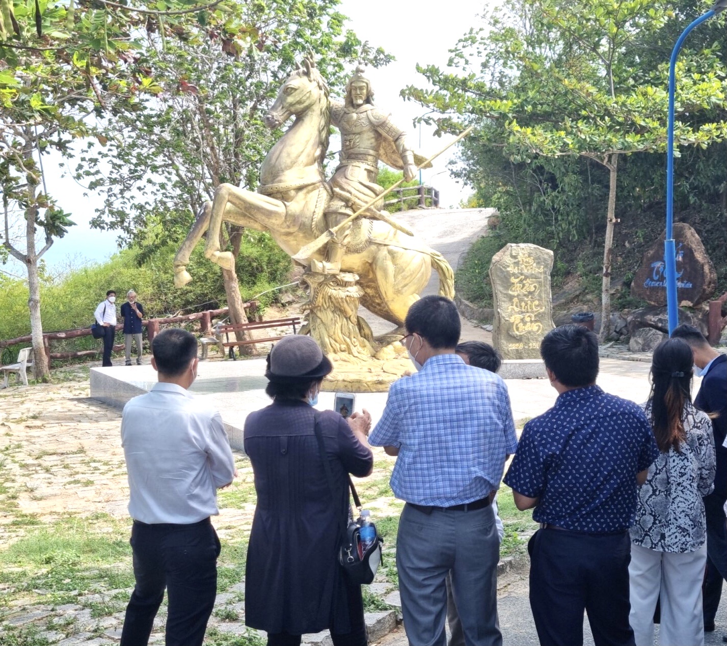 Hội đồng nghệ thuật thẩm định tượng Trần Hưng Đạo trên Hồ Mây Park.
