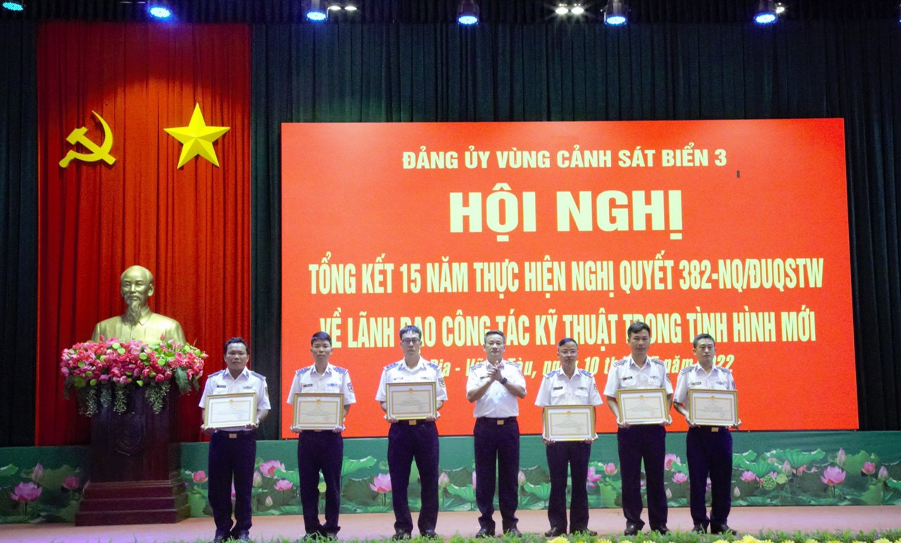 Thiếu tướng Đỗ Hồng Đó, Bí thư Đảng uỷ, Chính uỷ Vùng Cảnh sát biển 3 trao thưởng cho các tập thể, cá nhân có thành tích tốt trong thực hiện nghị quyết 382.