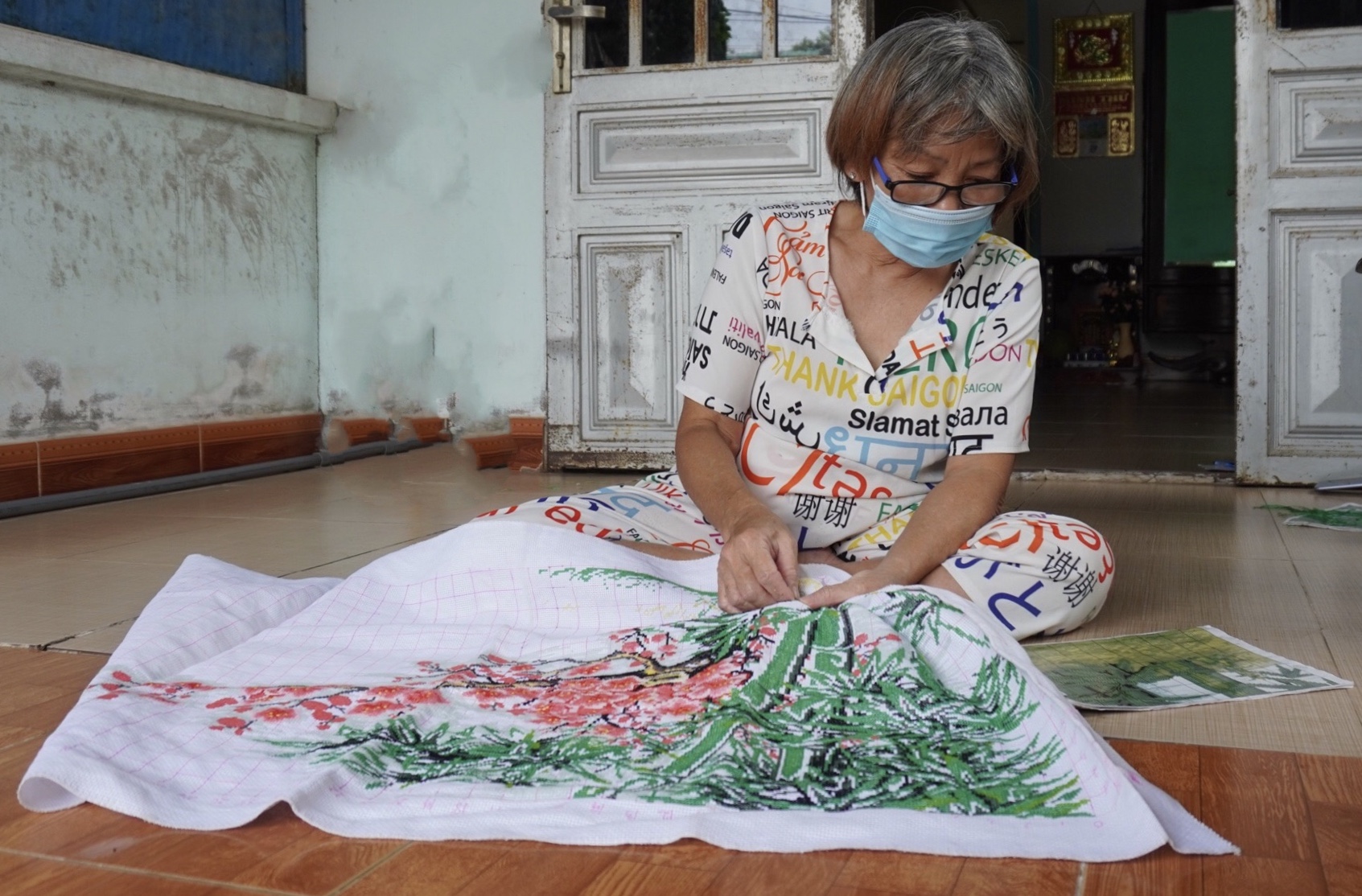 Bà Trần Thị Ánh Tuyết (phường Long Hương, TP. Bà Rịa) bị liệt nửa người, hàng ngày thêu tranh để kiếm thêm thu nhập giúp gia đình.