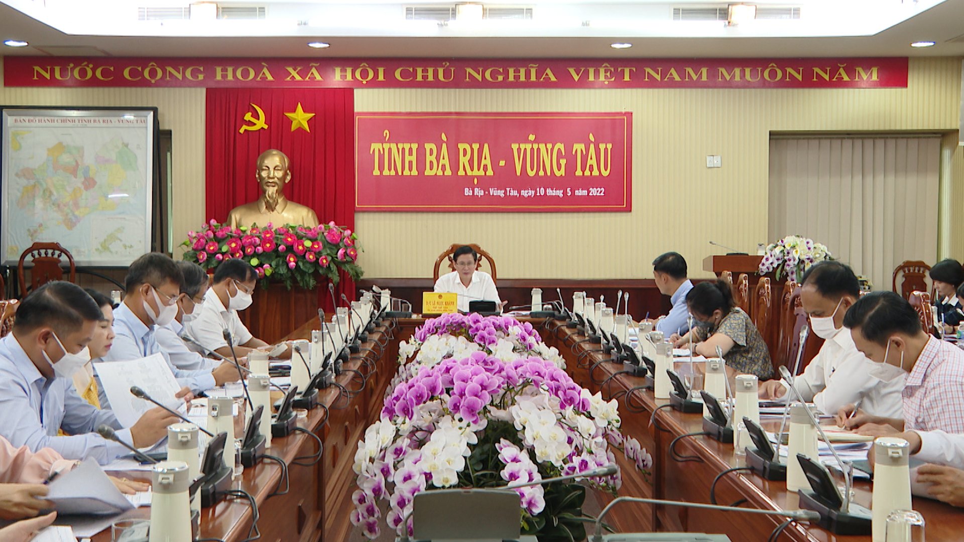 Ông Lê Ngọc Khánh, Phó Chủ tịch UBND tỉnh chủ trì cuộc họp.