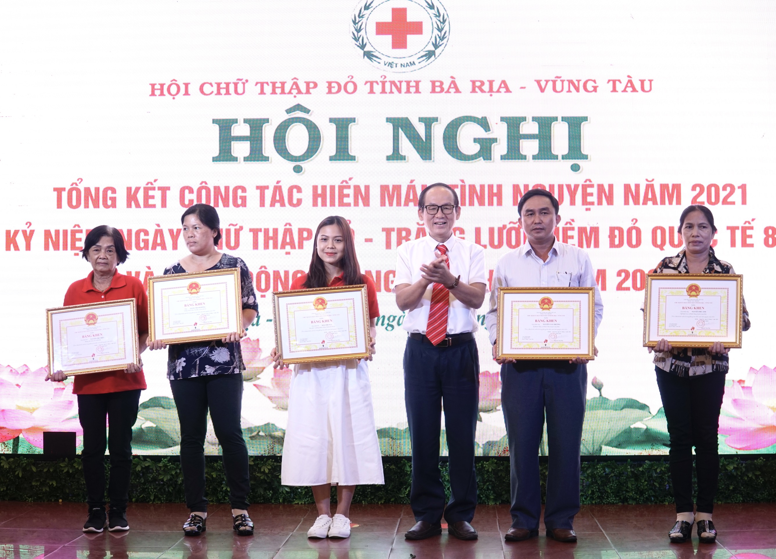 Ông Lương Văn Quang, Phó Giám đốc Sở Y tế trao Bằng khen của UBND tỉnh cho các gia đình, cá nhân có thành tích xuất sắc trong phong trào hiến máu tình nguyện năm 2021.