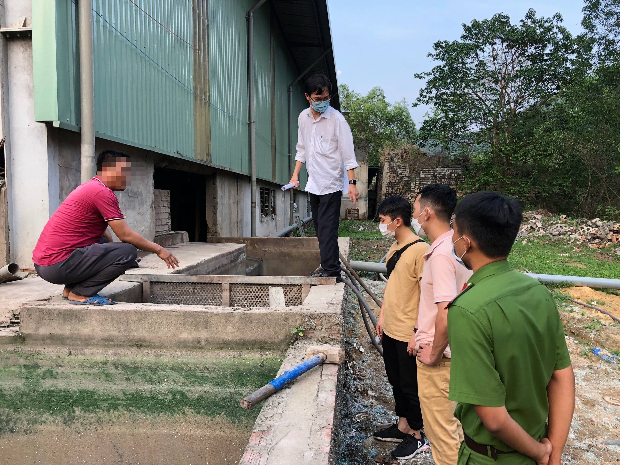 Đội CSĐT tội phạm về Kinh tế - Ma túy, Công an TX. Phú Mỹ phối hợp xử lý cơ sở xả thải trái phép.