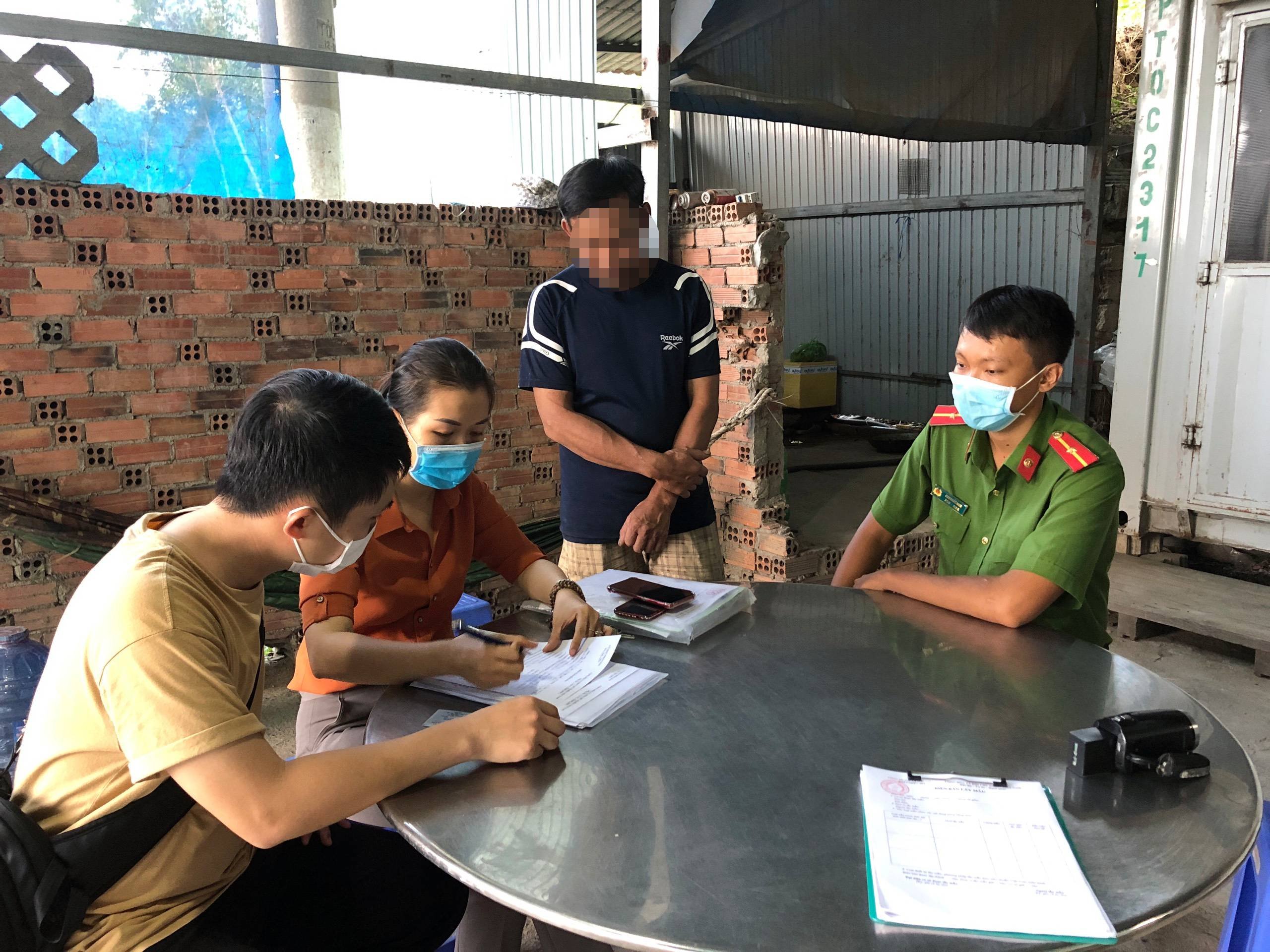 Lực lượng chức năng xã Tóc Tiên lập biên bản ghi nhận hiện trạng tại cơ sở xả thải.