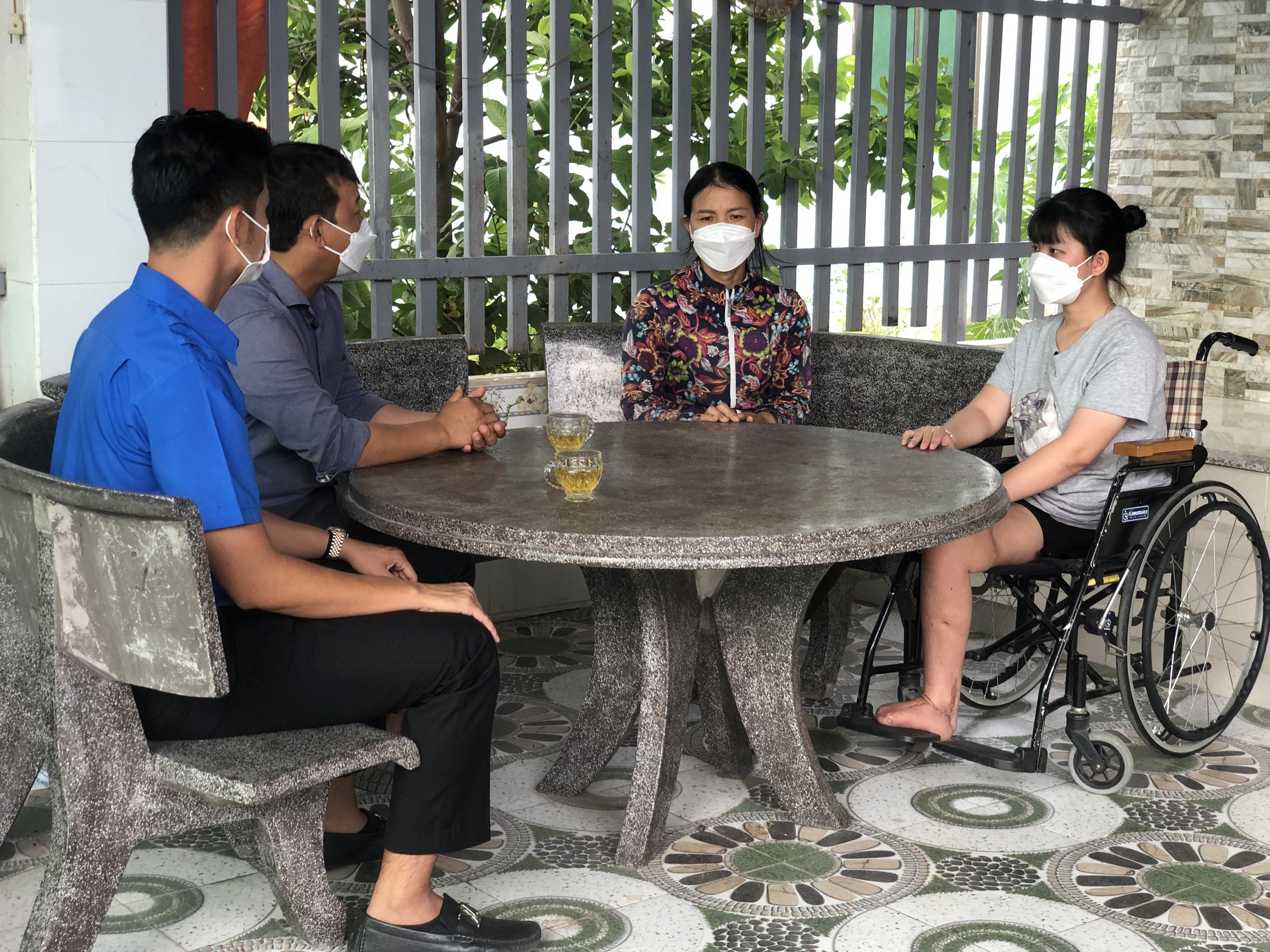 Các cơ quan, đoàn thể địa phương đến nhà thăm hỏi, động viên em Trần Thị Hồng.