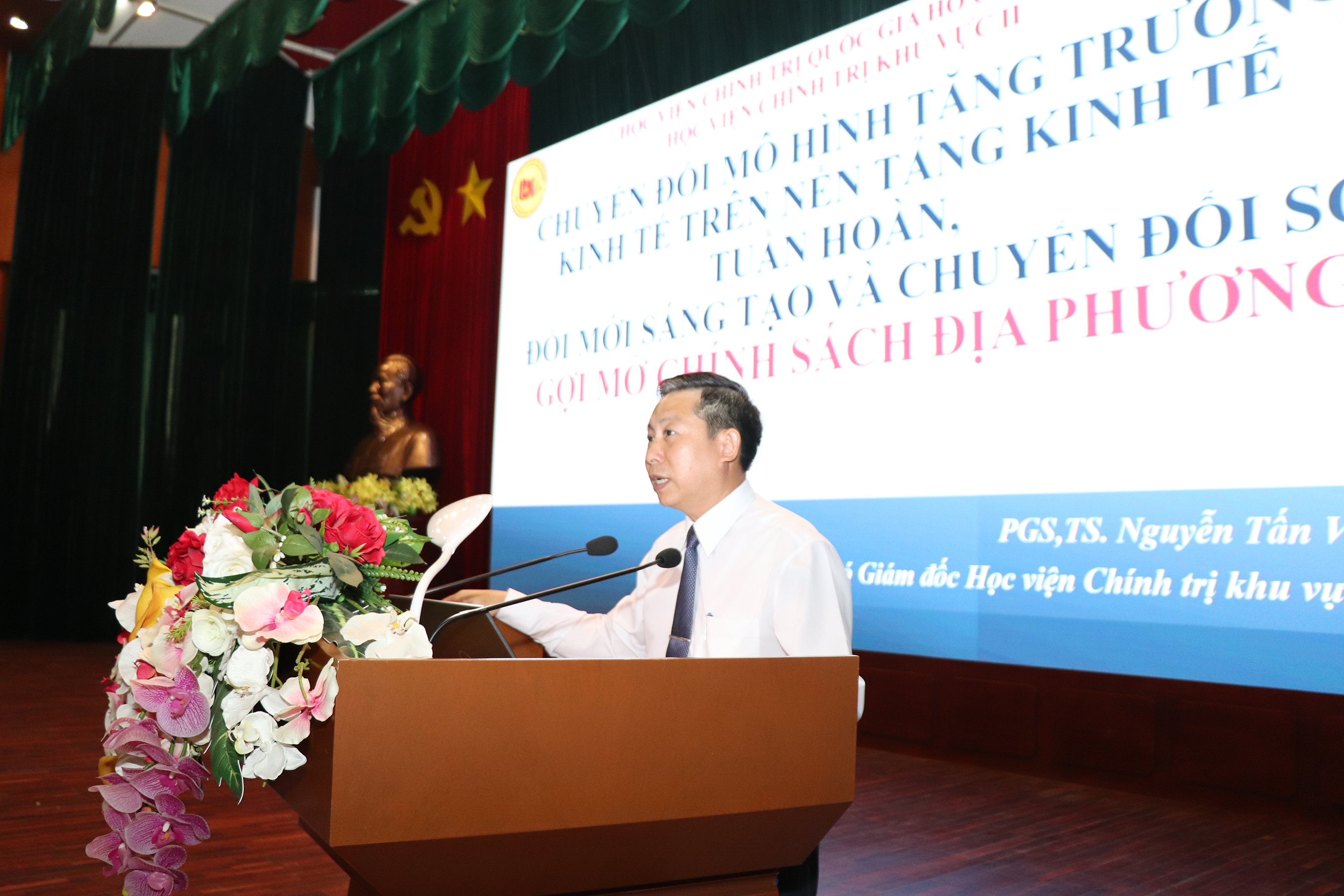 PGS.TS Nguyễn Tấn Vinh, Phó Giám đốc Học viện Chính trị khu vực II giới thiệu chuyên đề Chuyển đổi mô hình tăng trưởng kinh trên nền tảng kinh tế tuần hoàn; đổi mới sáng tạo và chuyển đổi số; gợi mở chính sách địa phương.