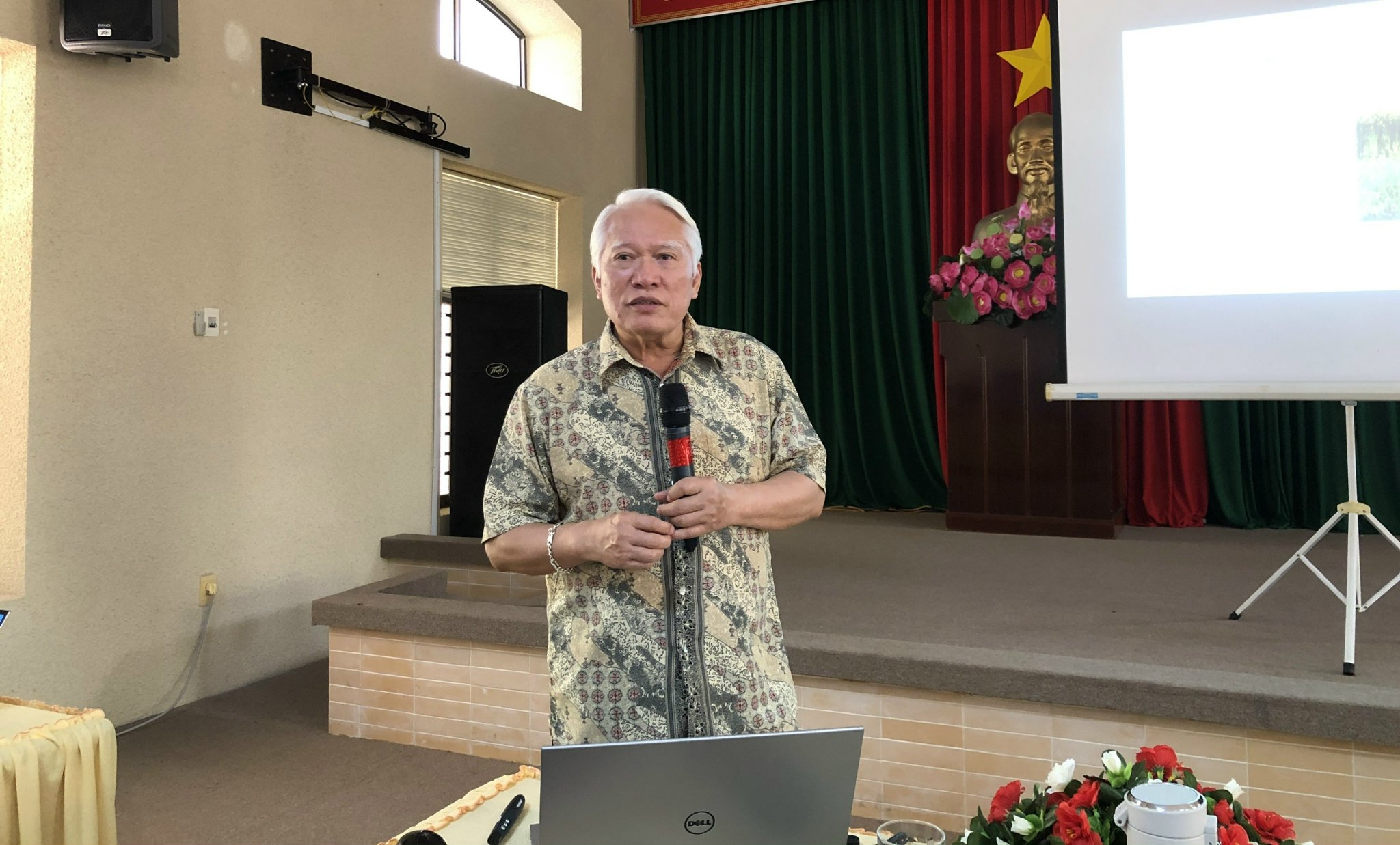 PGS.TS Nguyễn Chu Hồi, nguyên Phó Tổng cục trưởng Tổng cục Biển và Hải đảo Việt Nam trao đổi tại hội nghị.