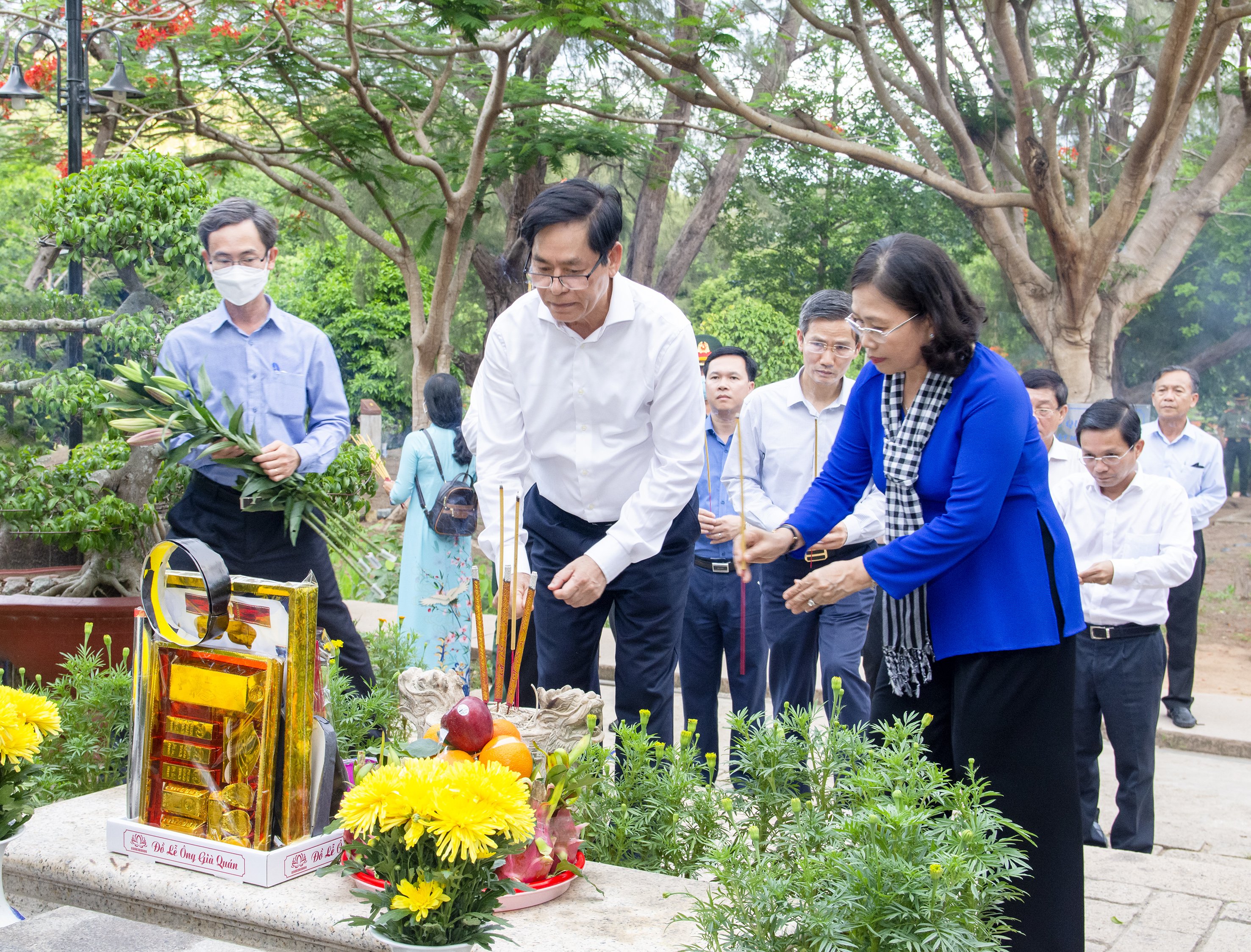 Ông Phạm Viết Thanh, Ủy viên Trung ương Đảng, Bí thư Tỉnh ủy, Chủ tịch HĐND tỉnh; bà Nguyễn Thị Yến, Phó Bí thư Thường trực Tỉnh ủy, Trưởng Đoàn ĐBQH tỉnh dâng hương tại phần mộ nhà yêu nước Nguyễn An Ninh.