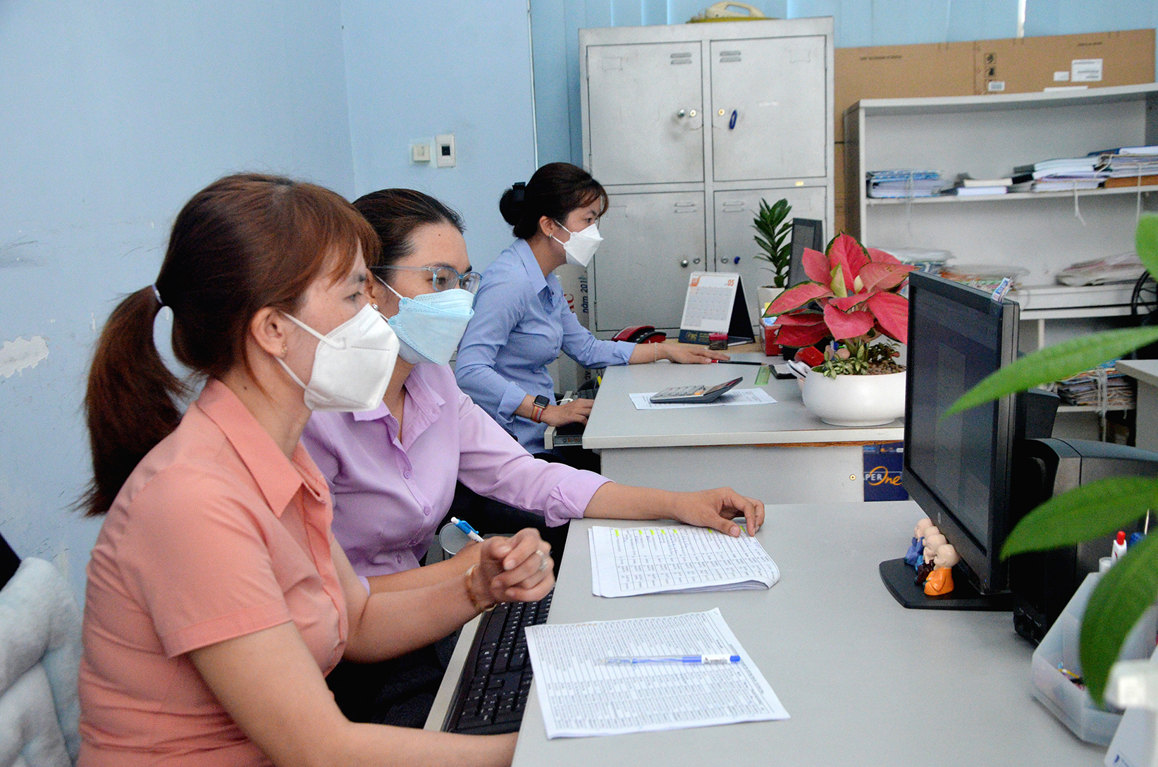 Các điều tra viên Chi cục Thống kê TX. Phú Mỹ thực hiện thu thập thông tin DN qua phần mềm.
