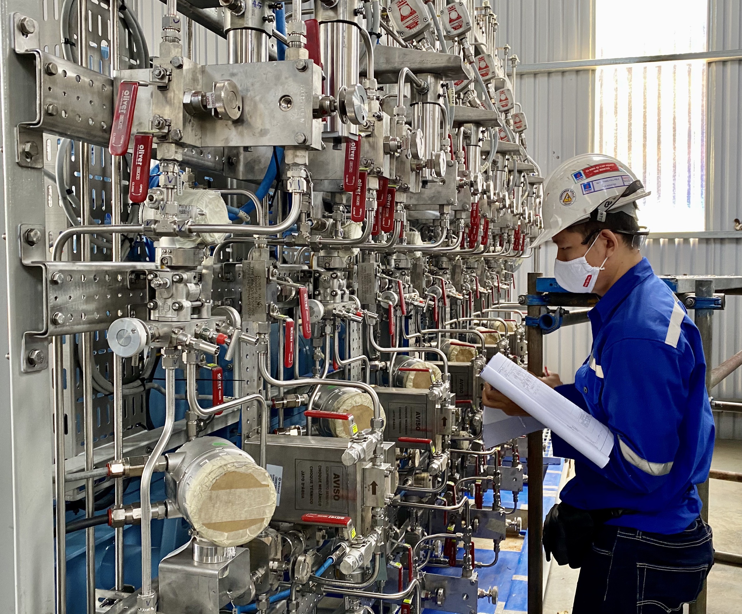 Sản xuất thiết bị công nghệ cho tàu dầu tại Công ty Alpha ECC (KCN Đông Xuyên, TP. Vũng Tàu).