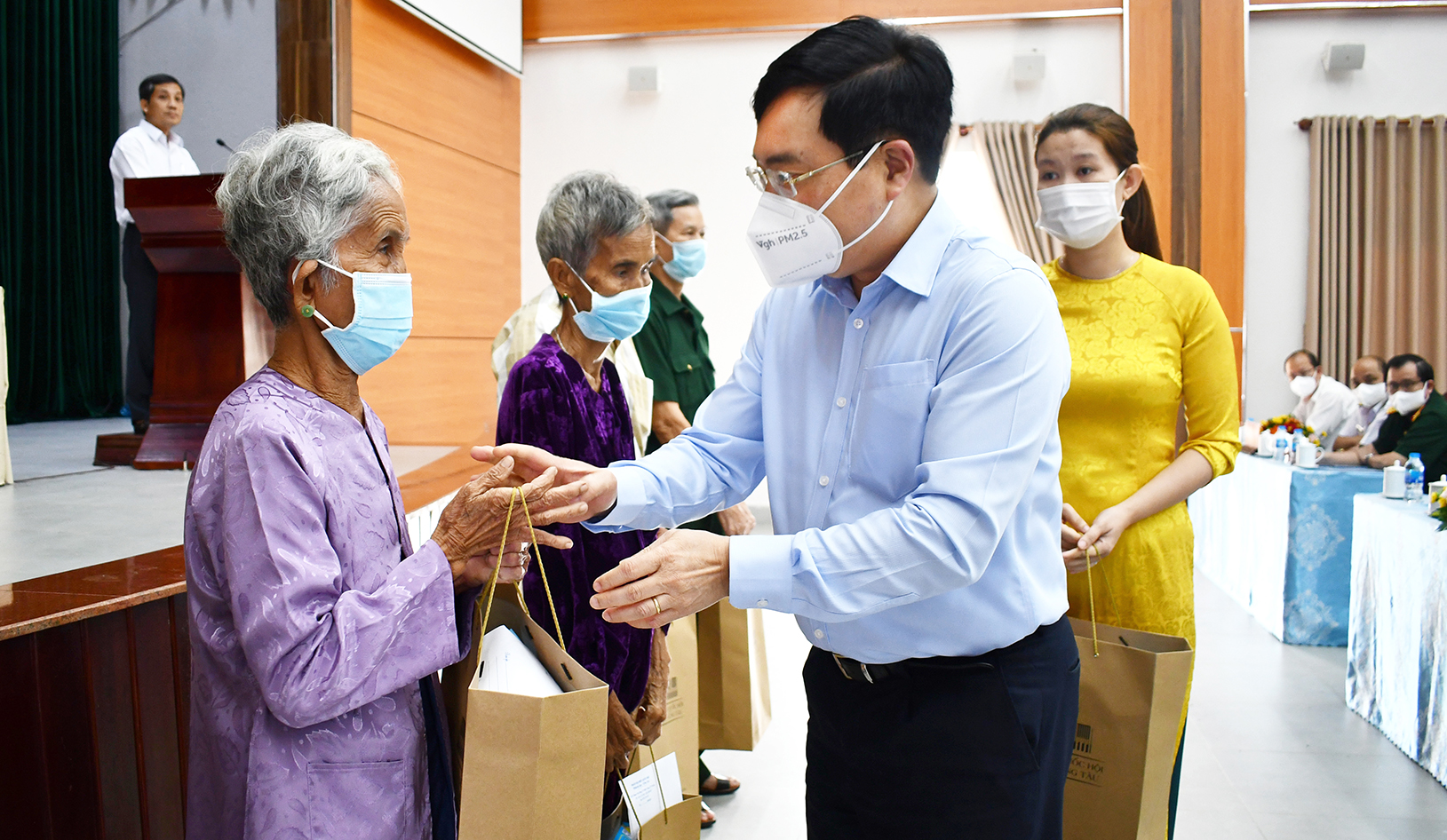 Nhân dịp tiếp xúc cử tri địa phương, Phó Thủ tướng Thường trực Chính phủ Phạm Bình Minh tặng quà 5 hộ dân có hoàn cảnh khó khăn và gia đình chính sách trên địa bàn huyện Xuyên Mộc.